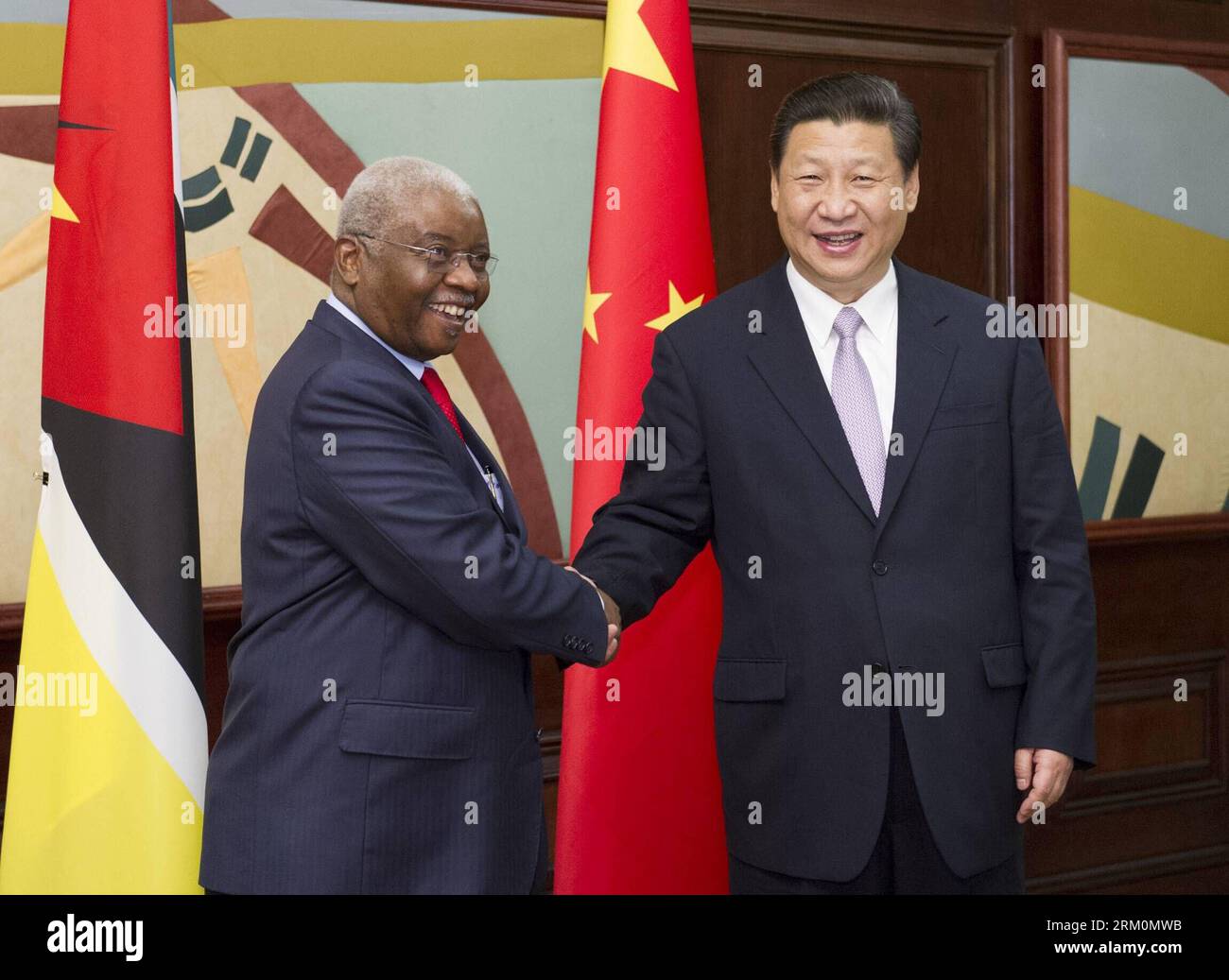 Bildnummer : 59455712 Datum : 28.03.2013 Copyright : imago/Xinhua (130328) -- DURBAN, le 28 mars 2013 (Xinhua) -- le président chinois Xi Jinping (R) rencontre le président mozambicain Armando Guebuza à Durban, Afrique du Sud, le 28 mars 2013. (Xinhua/Huang Jingwen) (cxy) AFRIQUE DU SUD-CHINE-XI JINPING-ARMANDO GUEBUZA-MEETING PUBLICATIONxNOTxINxCHN people premiumd xns x0x 2013 quer 59455712 Date 28 03 2013 Copyright Imago XINHUA Durban Mars 28 2013 le président chinois DE XINHUA Xi Jinping r rencontre le président mozambicain Armando Guebuza à Durban Afrique du Sud Mars 28 2013 XINHUA Huang Jingwen Cxy Sou Banque D'Images