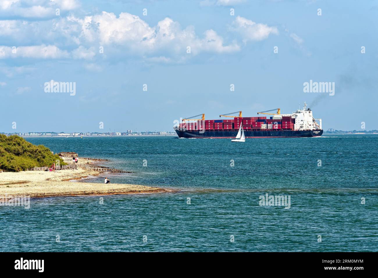 Le grand porte-conteneurs 'Independent Quest' naviguant sur le Solent vers Southampton par une journée d'été claire, Hampshire Angleterre Royaume-Uni Banque D'Images