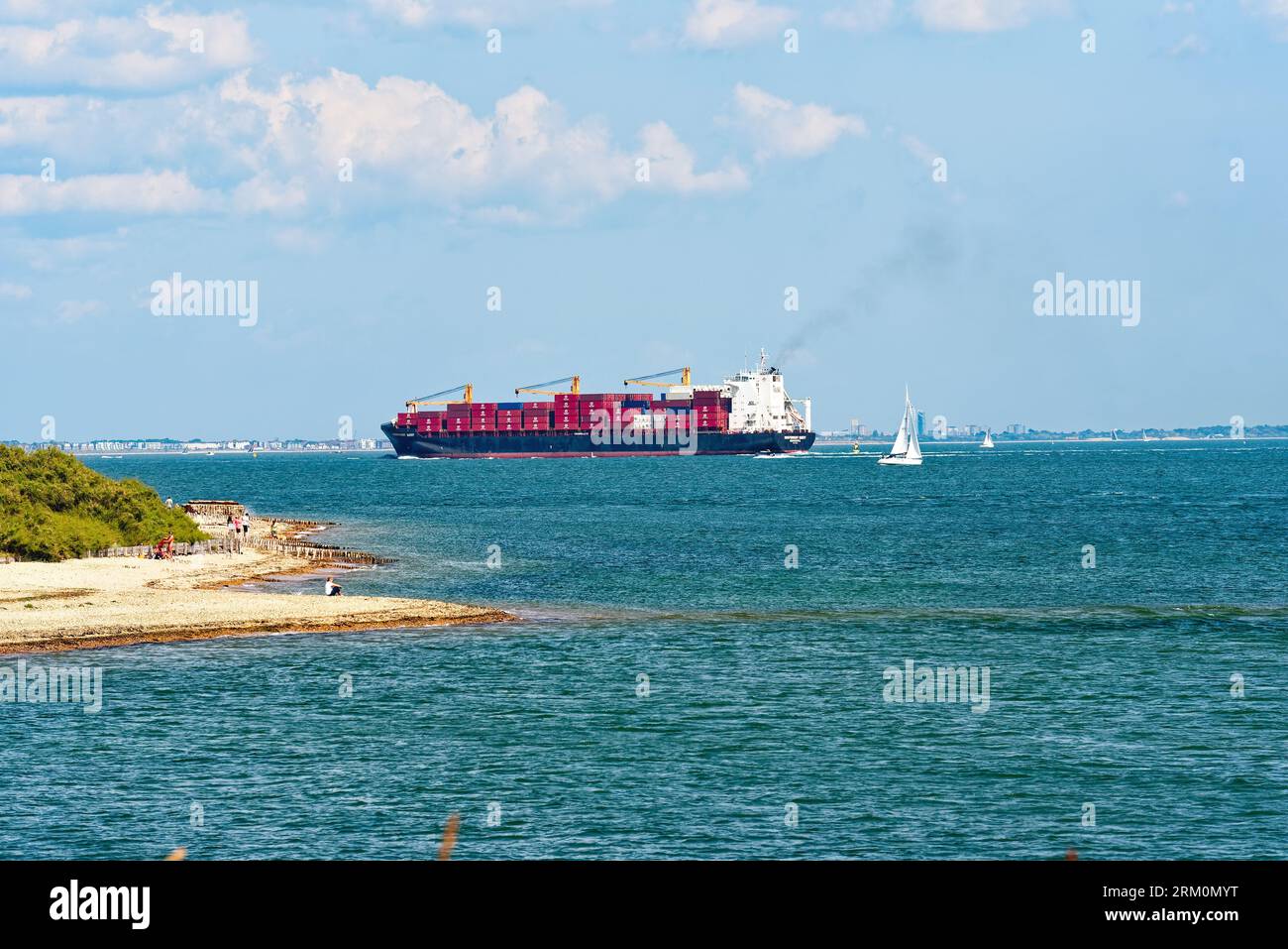 Le grand porte-conteneurs 'Independent Quest' naviguant sur le Solent vers Southampton par une journée d'été claire, Hampshire Angleterre Royaume-Uni Banque D'Images
