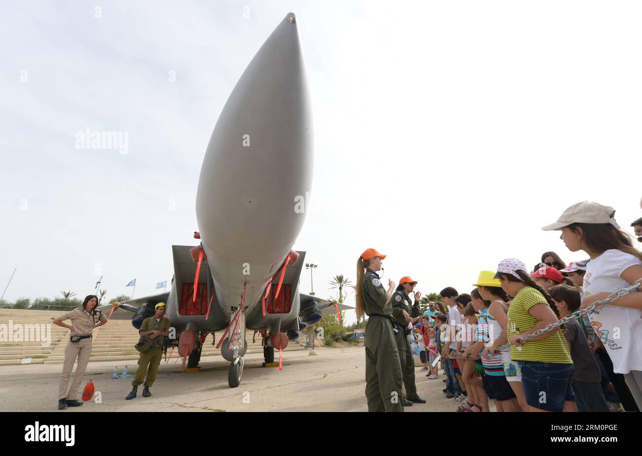 Bildnummer : 59463270 Datum : 31.03.2013 Copyright : imago/Xinhua (130331) -- BEER SHEVA, 31 mars 2013 (Xinhua) -- des enfants israéliens observent un avion de chasse F-15I de l'armée de l'air israélienne (IAF) au Musée de l'armée de l'air près de la ville de Beer Sheva, dans le sud d'Israël, le 31 mars 2013. Plus de 40 sites pittoresques en Israël, y compris les meilleurs musées, sont ouverts au public gratuitement pendant la Pâque. (Xinhua/Yin Dongxun) (zhf) ISRAËL-BIÈRE SHEVA-PASSOVER-SCENIC SPOTS-FREE PUBLICATIONxNOTxINxCHN Gesellschaft Flugschau xas x0x 2013 quer premiumd 59463270 Date 31 03 2013 Copyright Imago XINHUA Beer Sheva March Banque D'Images