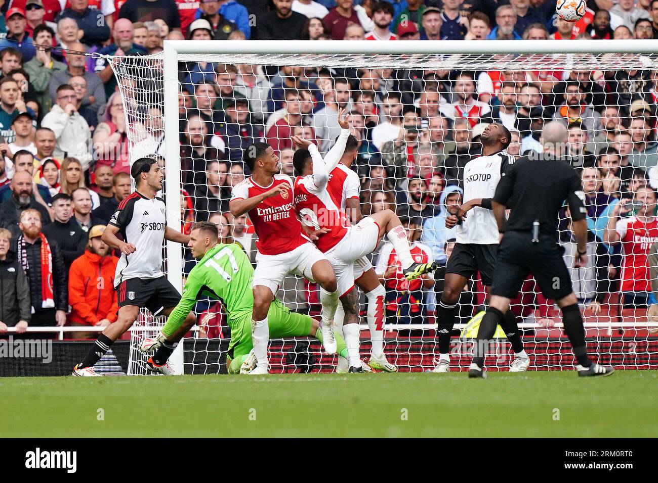 Les joueurs d'Arsenal et de Fulham se battent pour atteindre le ballon lors du match de Premier League à l'Emirates Stadium de Londres. Date de la photo : Samedi 26 août 2023. Banque D'Images