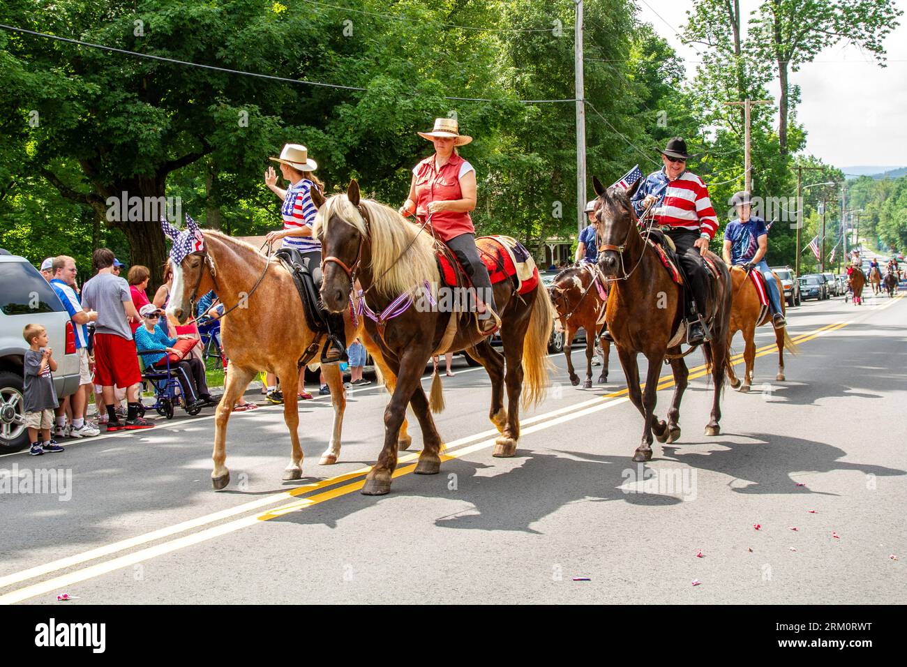 Un quatrième de juillet célébration et défilé dans une petite ville rurale du Massachusetts - chevaux et cavaliers marchant dans le défilé Banque D'Images