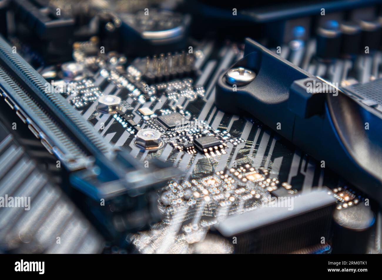 Kiev, Ukraine - 05 janvier 2022 : carte mère PC moderne ASUS TUF Gaming avec puces et sockets. Gros plan sur les composants du jeu de puces dans la Banque D'Images