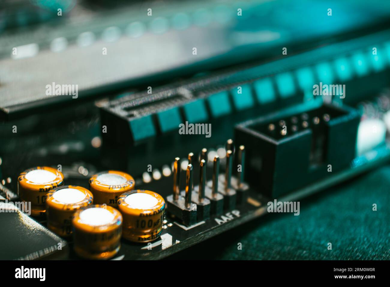 Kiev, Ukraine - 05 janvier 2022 : broches de socket et résistances Nichicon sur la carte mère gros plan d'un PC de bureau moderne. Composant de jeu de puces de matériel informatique Banque D'Images