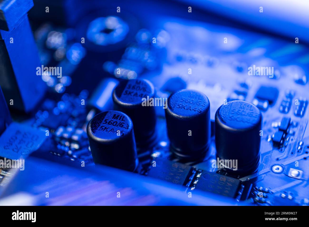 Kiev, Ukraine - 05 janvier 2022 : carte mère avec puces et résistances, PC de bureau gros plan. Arrière-plan des composants du chipset matériel informatique Banque D'Images