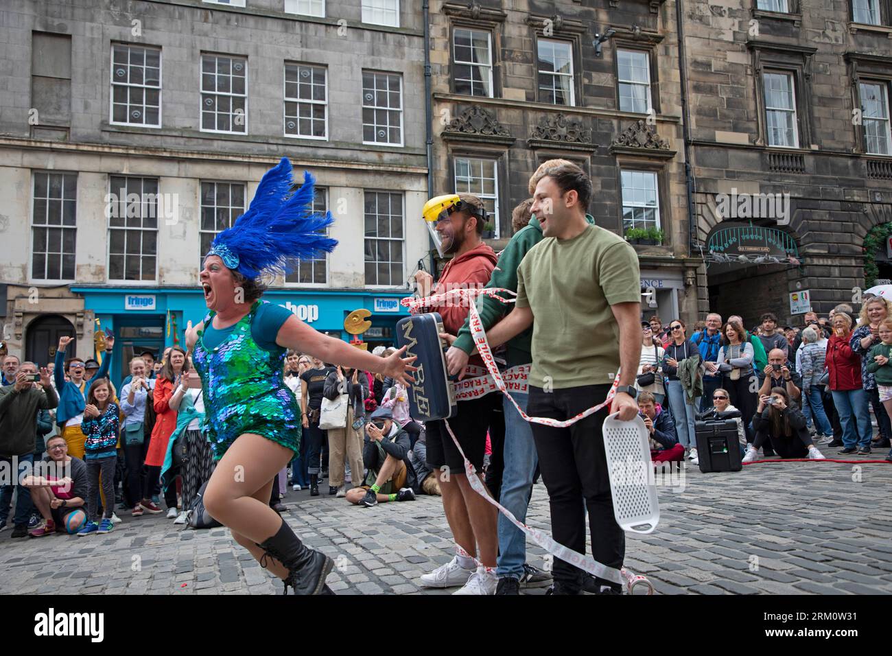 EdFringe, Royal Mile, Édimbourg, Écosse, Royaume-Uni. 26 août 2023. Samedi final pour les artistes de rue et le public qui affluait pour les voir, c'était la journée la plus occupée du Fringe Festival où un grand public regardait les spectacles dans la High Street. Sur la photo : Street Performer Able Mable divertit avec sa routine comique slapsick. Crédit : Archwhite/alamy Live News. Banque D'Images