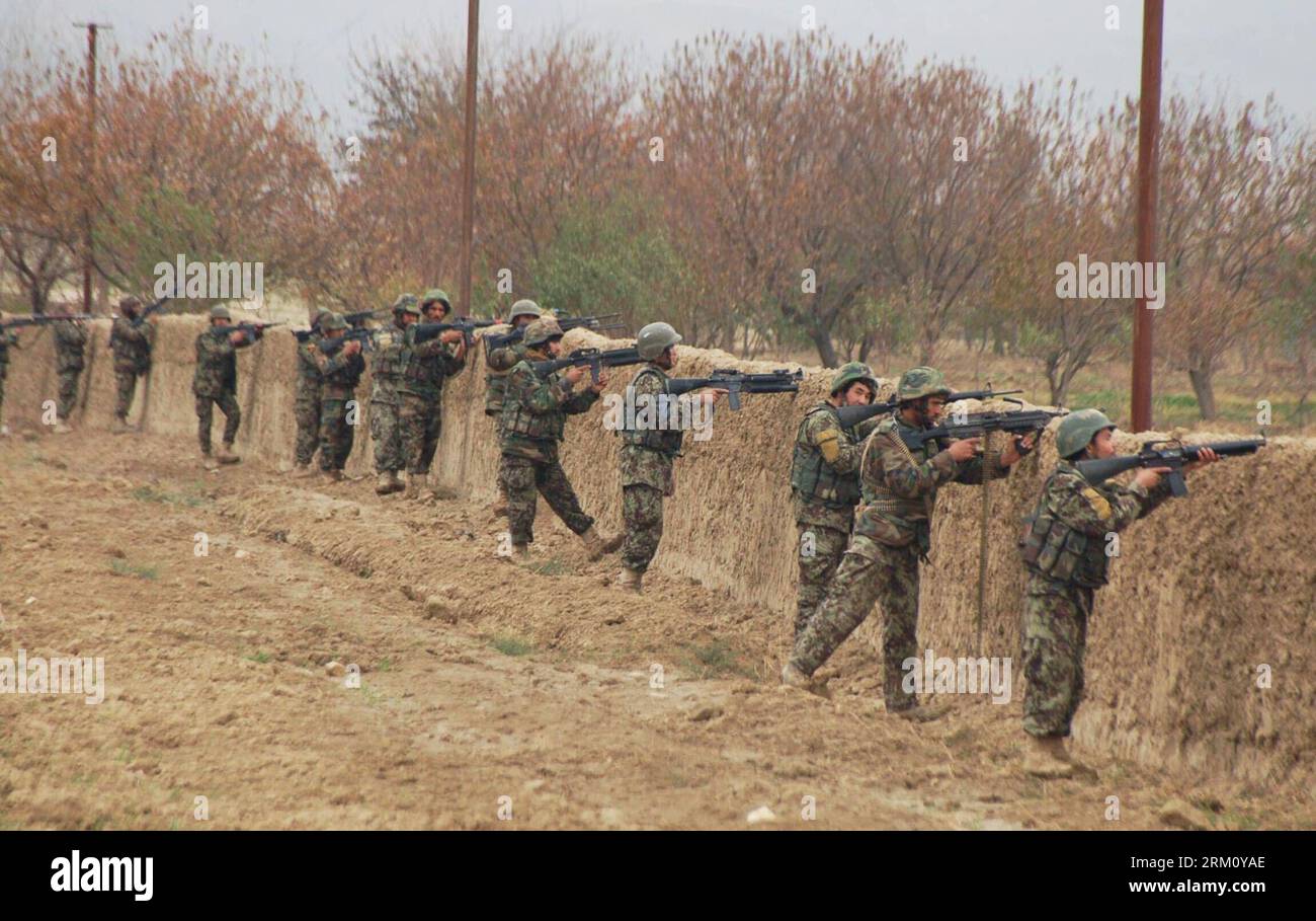 Bildnummer : 59482178 Datum : 06.04.2013 Copyright : imago/Xinhua soldats du Commando afghan prennent part à un entraînement militaire dans la province de Balkh dans le nord de l'Afghanistan, le 6 avril 2013. Le gouvernement afghan et la mission de formation de l'OTAN en Afghanistan (NTM-A) ont intensifié leurs efforts pour former et équiper la police et l'armée afghanes après que la Force internationale d'assistance à la sécurité (FIAS) dirigée par l'OTAN eut transféré les responsabilités en matière de sécurité aux forces de sécurité afghanes, ce qui faisait partie d'un processus jusqu'en 2014 où l'Afghanistan prendrait la direction de ses propres tâches de sécurité. (Xinhua/Azorda) (jl) AFGHAN Banque D'Images