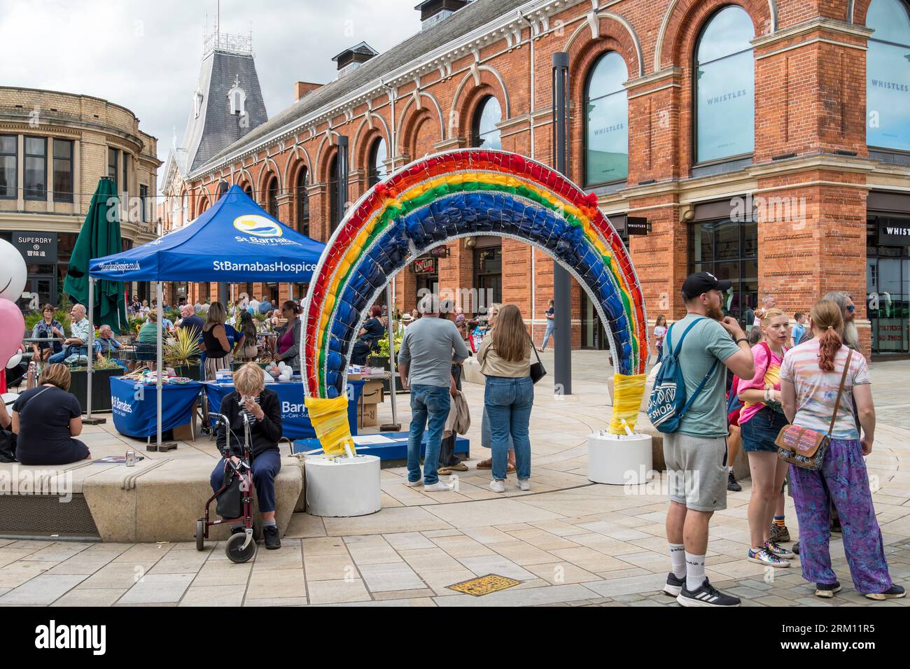 Arc-en-ciel pour photographier les gens sous, Cornhill, Lincoln City, Lincolnshire, Angleterre, ROYAUME-UNI Banque D'Images