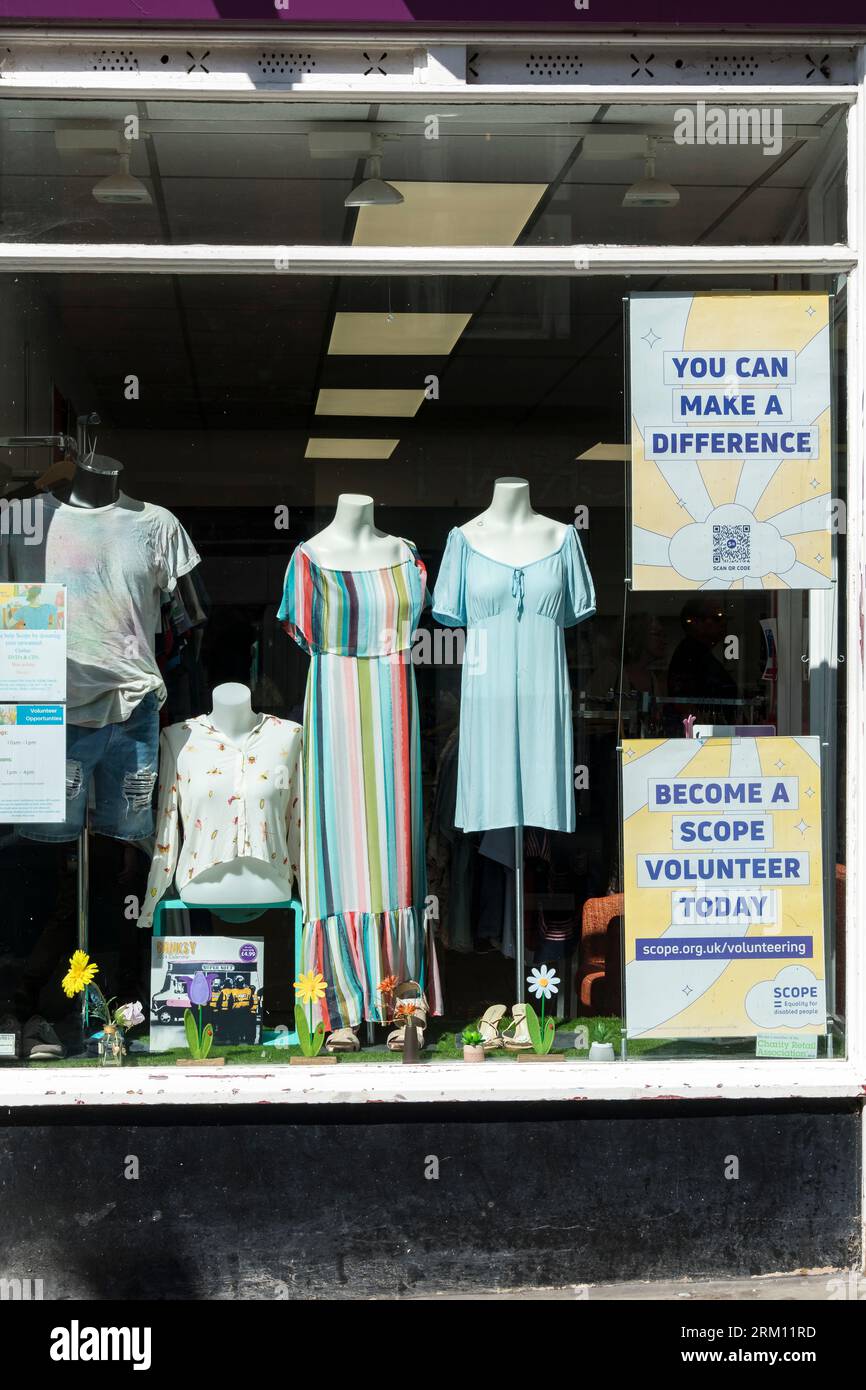 Boutique caritative Scope avec robe pleine longueur multicolore exposée pour le Lincoln Pride Day, High Street, Lincoln City, Lincolnshire, Angleterre, ROYAUME-UNI Banque D'Images