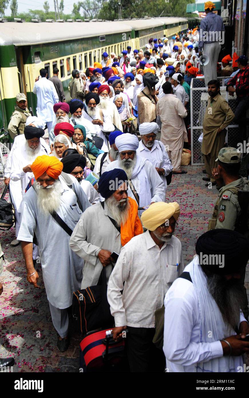 Bildnummer : 59495761 Datum : 10.04.2013 Copyright : imago/Xinhua (130410) -- LAHORE, 10 avril 2013 (Xinhua) -- les pèlerins sikhs indiens arrivent à la gare ferroviaire de Wagah dans l'est du Pakistan, Lahore, le 10 avril 2013. Des milliers de pèlerins sikhs indiens sont arrivés au Pakistan pour les célébrations de Baisakhi, le nouvel an sikh, au sanctuaire sikh de Gurudwara Panja Sahib et Nankana Sahib, lieu de naissance du fondateur de la foi sikh Guru Nanak Dev. (Xinhua/Sajjad) PAKISTAN-LAHORE-SIKH PÈLERINS PUBLICATIONxNOTxINxCHN xns x0x 2013 hoch premiumd 59495761 Date 10 04 2013 Copyright Imago XINHUA Lahore avril 10 Banque D'Images