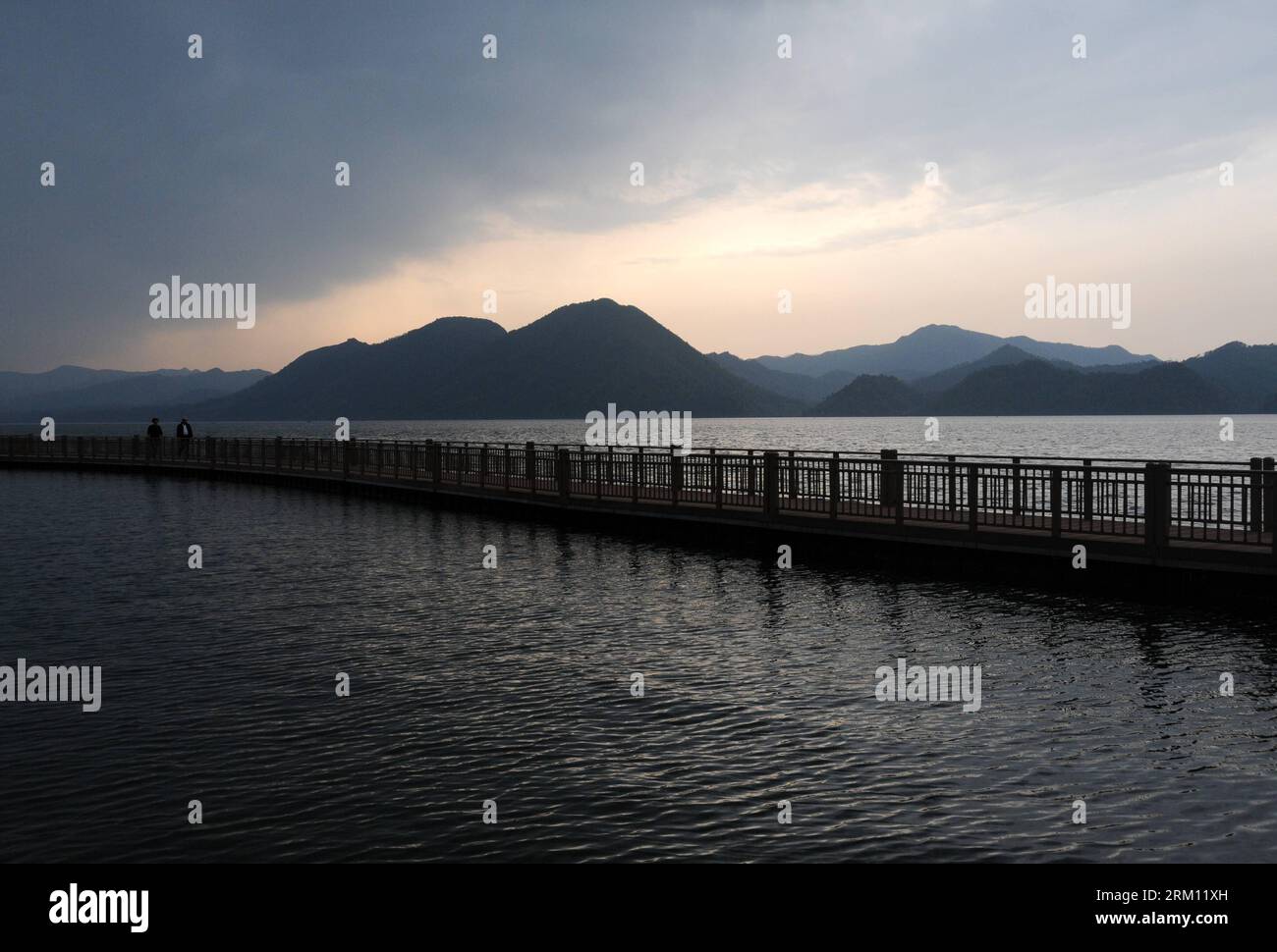 Bildnummer : 59496304 Datum : 08.04.2013 Copyright : imago/Xinhua (130411) -- HUANGSHAN, 2013 (Xinhua) -- les visiteurs marchent sur un pont en bois du lac Taiping dans la région pittoresque de la montagne Huangshan, province d'Anhui dans l'est de la Chine, le 8 avril 2013. (Xinhua/Yan Yan) (mp) CHINA-ANHUI-SCENERY (CN) PUBLICATIONxNOTxINxCHN Gesellschaft Landschaft x0x xsk 2013 quer 59496304 Date 08 04 2013 Copyright Imago XINHUA Huang Shan 2013 XINHUA visiteurs marchent SUR un pont en bois du lac Taiping dans la zone pittoresque de la montagne Huang Shan est Chine S Anhui province avril 8 2013 XINHUA Yan Yan MP Chine Anhui sc Banque D'Images