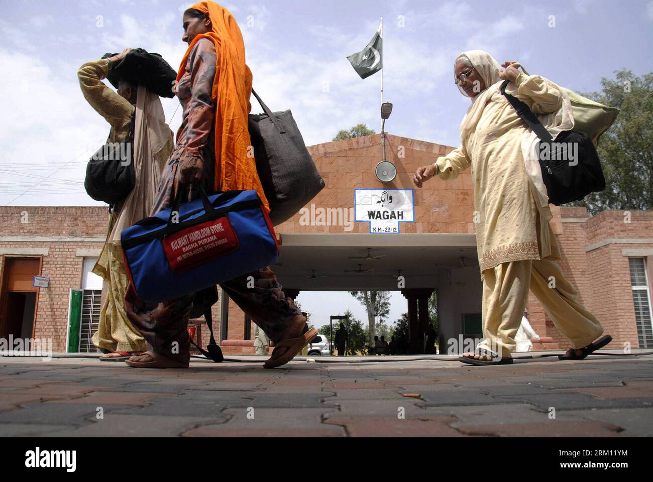 Bildnummer : 59495759 Datum : 10.04.2013 Copyright : imago/Xinhua (130410) -- LAHORE, 10 avril 2013 (Xinhua) -- les pèlerins sikhs indiens arrivent à la gare ferroviaire de Wagah dans l'est du Pakistan, Lahore, le 10 avril 2013. Des milliers de pèlerins sikhs indiens sont arrivés au Pakistan pour les célébrations de Baisakhi, le nouvel an sikh, au sanctuaire sikh de Gurudwara Panja Sahib et Nankana Sahib, lieu de naissance du fondateur de la foi sikh Guru Nanak Dev. (Xinhua/Sajjad) PAKISTAN-LAHORE-SIKH PÈLERINS PUBLICATIONxNOTxINxCHN xns x0x 2013 quer premiumd 59495759 Date 10 04 2013 Copyright Imago XINHUA Lahore avril 10 Banque D'Images