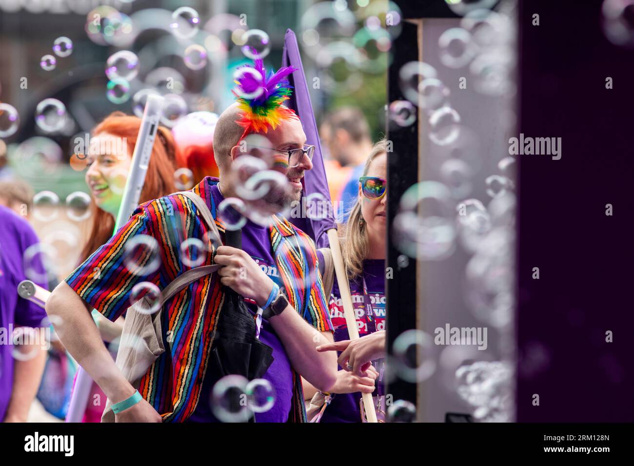 Manchester , Royaume-Uni. 26 août 2023. Quelques-uns des sites et des couleurs de la marche Manchester Pride samedi. Manchester Pride est l'une des principales associations caritatives LGBTQ+ du Royaume-Uni. Notre vision est un monde où les personnes LGBTQ+ sont libres de vivre et d’aimer sans préjugés et où notre culture est universellement célébrée. Manchester joue un rôle énorme dans le mouvement de libération queer du Royaume-Uni. En 1985, le conseil municipal de Manchester a financé une célébration de deux semaines à Oxford Street pour la communauté gay. Manchester Pride était née. Crédit : Windmill Images/Alamy Live News Banque D'Images