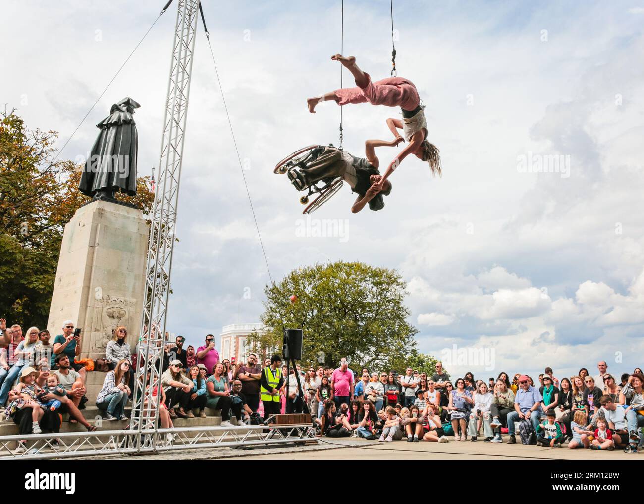 Londres, Royaume-Uni. 26 août 2023. L’artiste handicapé Rodney Bell et la chorégraphe Chloe Loftus présentent un spectaculaire numéro aérien appelé « The Air Between US » au sommet de la colline de Greenwich Park.des spectacles, des installations, des danses et plus encore pour les familles ont lieu dans les jardins historiques de l’Old Royal Naval College, Cutty Sark Gardens et Greenwich Park, fait partie du Greenwich and Docklands International Festival (GDIF) annuel du 25 août au 10 septembre Crédit : Imageplotter/Alamy Live News Banque D'Images