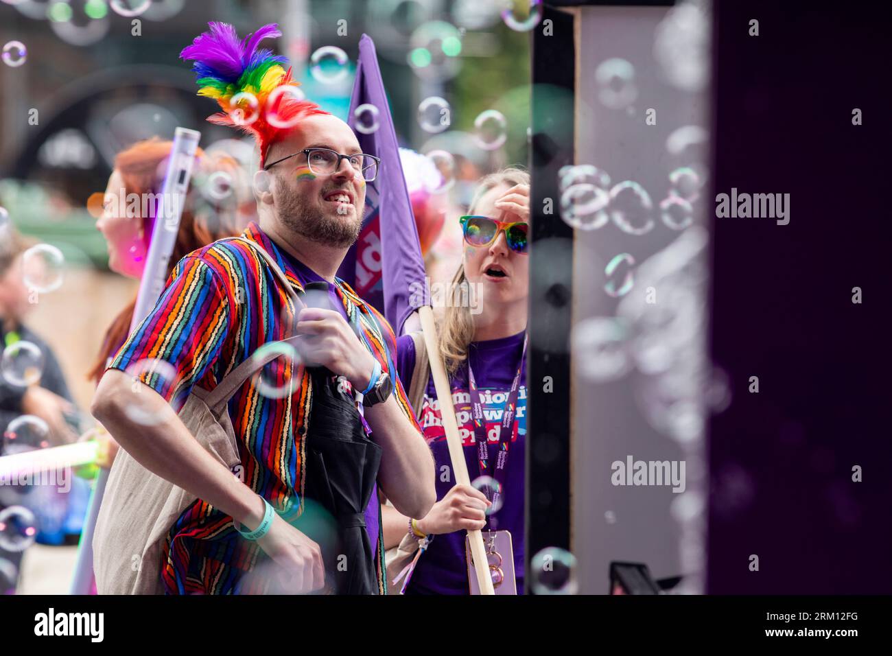 Manchester , Royaume-Uni. 26 août 2023. Quelques-uns des sites et des couleurs de la marche Manchester Pride samedi. Manchester Pride est l'une des principales associations caritatives LGBTQ+ du Royaume-Uni. Notre vision est un monde où les personnes LGBTQ+ sont libres de vivre et d’aimer sans préjugés et où notre culture est universellement célébrée. Manchester joue un rôle énorme dans le mouvement de libération queer du Royaume-Uni. En 1985, le conseil municipal de Manchester a financé une célébration de deux semaines à Oxford Street pour la communauté gay. Manchester Pride était née. Crédit : Windmill Images/Alamy Live News Banque D'Images