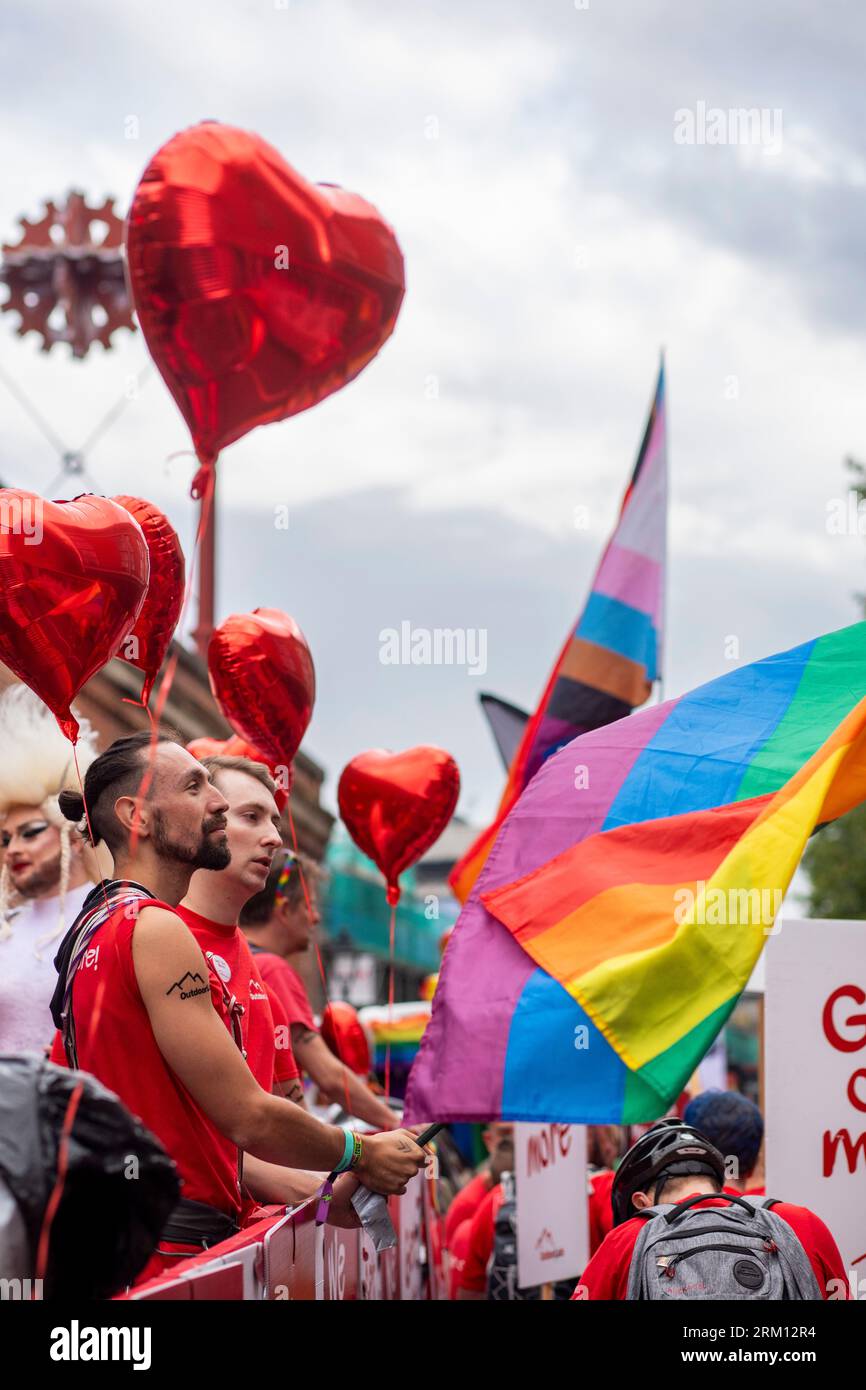 Manchester , Royaume-Uni. 26 août 2023. Quelques-uns des sites et des couleurs de la marche Manchester Pride samedi. Manchester Pride est l'une des principales associations caritatives LGBTQ+ du Royaume-Uni. Notre vision est un monde où les personnes LGBTQ+ sont libres de vivre et d’aimer sans préjugés et où notre culture est universellement célébrée. Manchester joue un rôle énorme dans le mouvement de libération queer du Royaume-Uni. En 1985, le conseil municipal de Manchester a financé une célébration de deux semaines à Oxford Street pour la communauté gay. Manchester Pride était née. Crédit : Windmill Images/Alamy Live News Banque D'Images