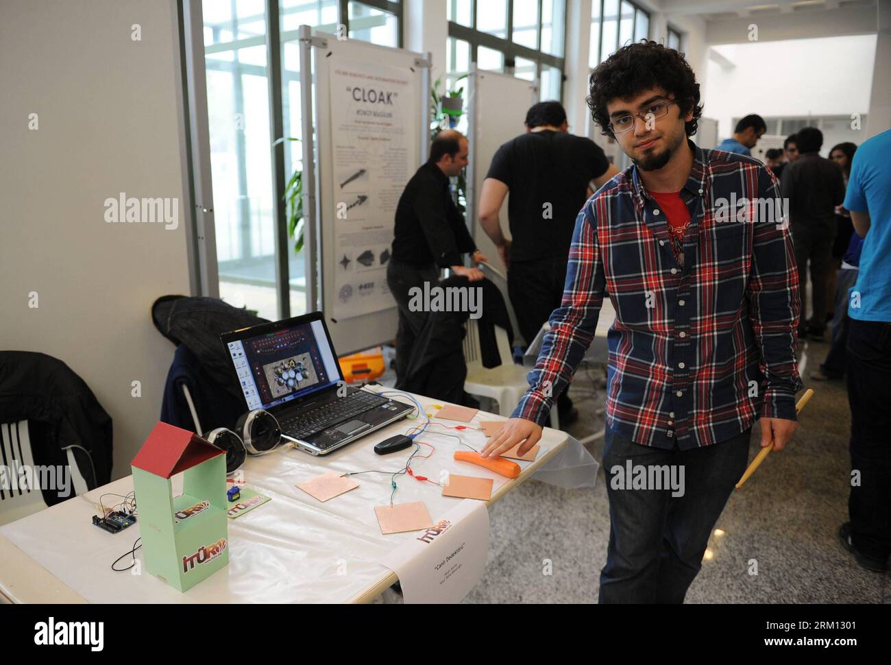 Bildnummer : 59503247 Datum : 11.04.2013 Copyright : imago/Xinhua (1304011) -- ISTANBUL, 11 avril 2013 (Xinhua) -- Un concurrent montre ses robots à des visiteurs à Istanbul, Turquie, 11 avril 2013. Les Jeux olympiques robot de l'Université technique d'Istanbul de trois jours ont eu lieu jeudi au centre culturel Demirel de l'Université technique d'Istanbul. Plus de 100 équipes d'universités et de lycées turcs ont participé à des compétitions et à d'autres activités. (Xinhua/lu Zhe) TURQUIE-ISTANBUL-ROBOT OLYMPICS PUBLICATIONxNOTxINxCHN Wissenschaft Roboter xas x0x 2013 quer 59503247 Date 11 04 2013 Copyright Banque D'Images