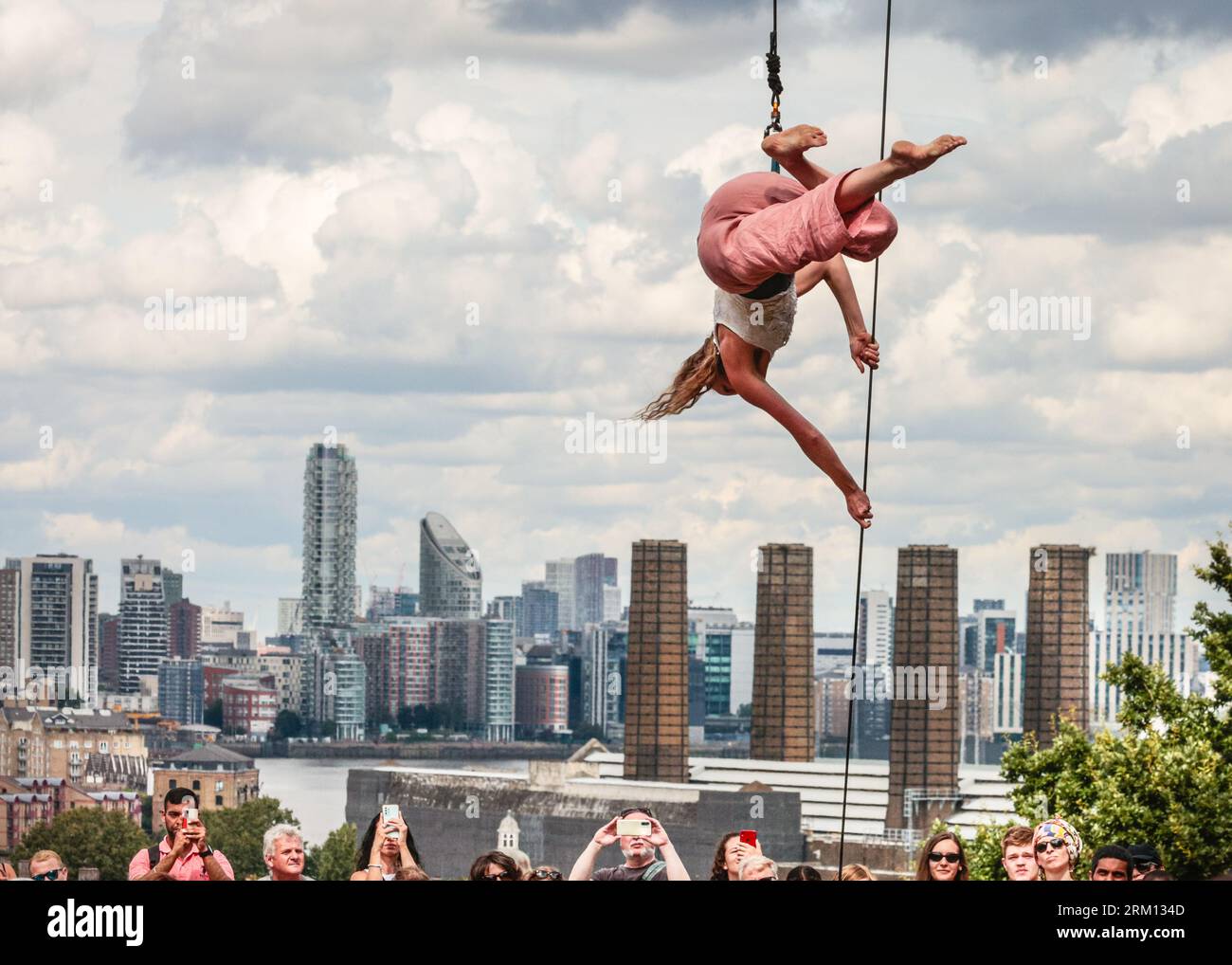 Londres, Royaume-Uni. 26 août 2023. L’artiste handicapé Rodney Bell et la chorégraphe Chloe Loftus présentent un spectaculaire numéro aérien appelé « The Air Between US » au sommet de la colline de Greenwich Park.des spectacles, des installations, des danses et plus encore pour les familles ont lieu dans les jardins historiques de l’Old Royal Naval College, Cutty Sark Gardens et Greenwich Park, fait partie du Greenwich and Docklands International Festival (GDIF) annuel du 25 août au 10 septembre Crédit : Imageplotter/Alamy Live News Banque D'Images