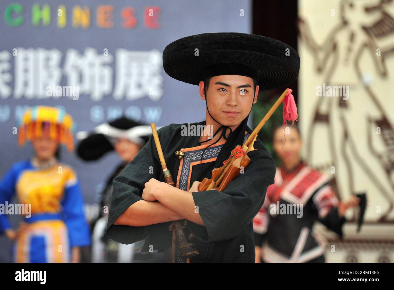 Bildnummer : 59508201 Datum : 12.04.2013 Copyright : imago/Xinhua (130412) -- NANNING, 12 avril 2013 (Xinhua) -- Un mannequin présente un costume du groupe ethnique Miao au Musée des nationalités du Guangxi à Nanning, capitale de la région autonome de Guangxi Zhuang, le 12 avril 2013. Un total de 210 ensembles de costumes traditionnels du groupe ethnique Miao ont été exposés ici vendredi. Les costumes du groupe ethnique Miao sont bien connus pour leur savoir-faire, leurs couleurs brillantes, leurs styles variés et leurs riches connotations culturelles. (Xinhua/lu Boan) (zc) PUBLICATION CHINA-NANNING-ETHNIC COSTUMES (CN) Banque D'Images