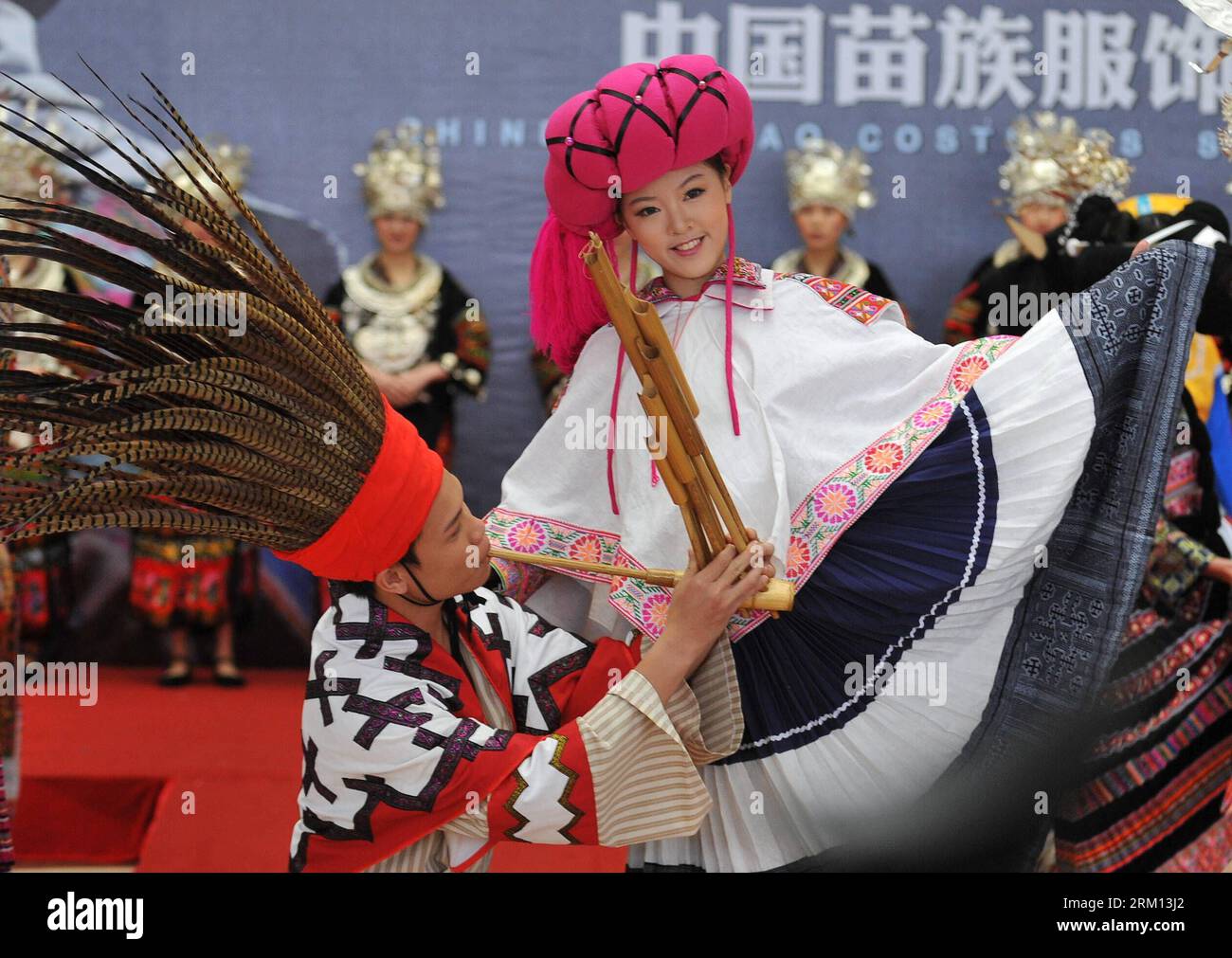 Bildnummer : 59508202 Datum : 12.04.2013 Copyright : imago/Xinhua (130412) -- NANNING, 12 avril 2013 (Xinhua) -- des mannequins présentent des costumes du groupe ethnique Miao au Musée des nationalités du Guangxi à Nanning, capitale de la région autonome de Guangxi Zhuang, le 12 avril 2013. Un total de 210 ensembles de costumes traditionnels du groupe ethnique Miao ont été exposés ici vendredi. Les costumes du groupe ethnique Miao sont bien connus pour leur savoir-faire, leurs couleurs brillantes, leurs styles variés et leurs riches connotations culturelles. (Xinhua/lu Boan) (zc) CHINA-NANNING-ETHNIC COSTUMES (CN) PUBLICATIONxNO Banque D'Images