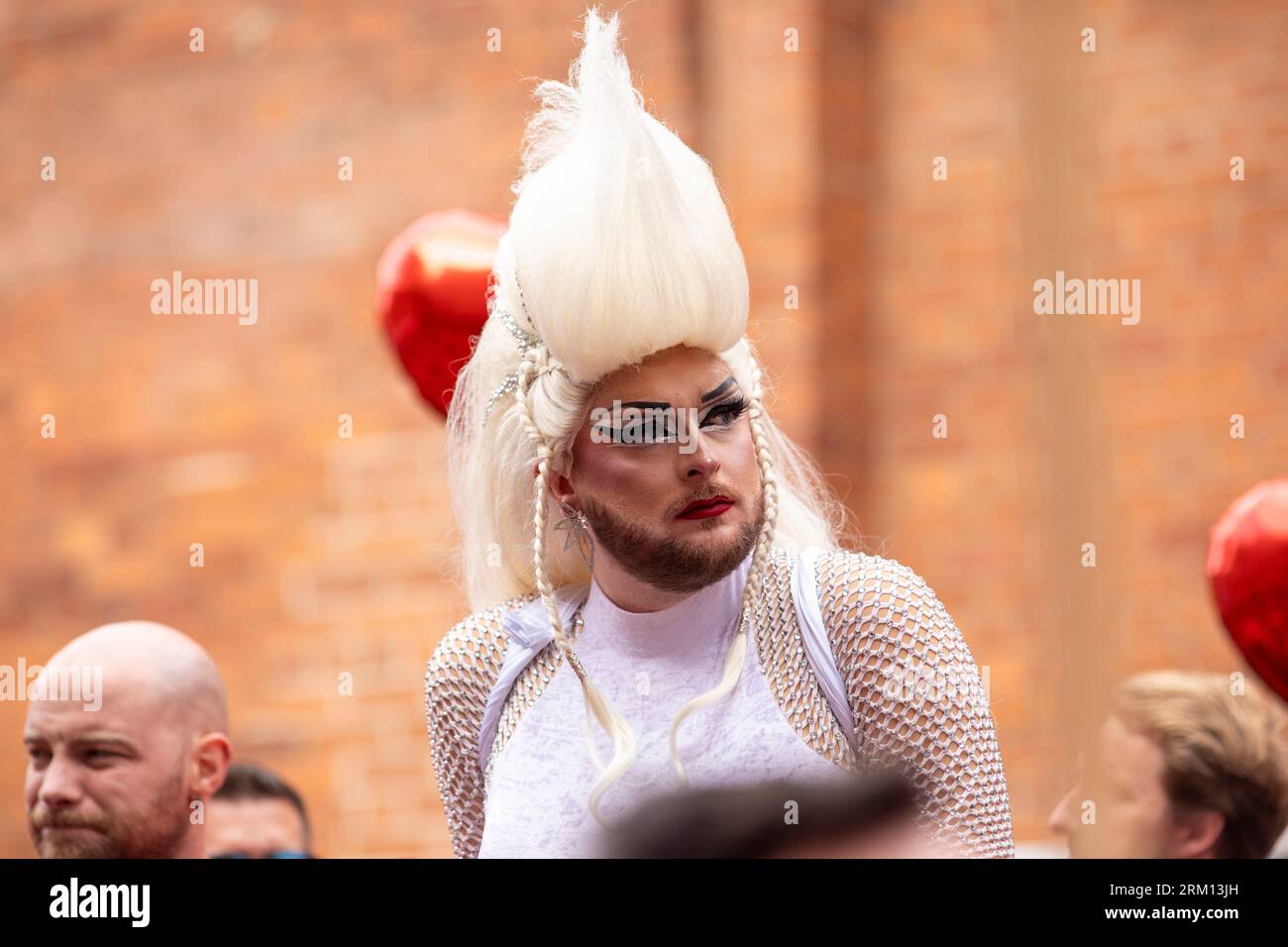 Manchester , Royaume-Uni. 26 août 2023. Quelques-uns des sites et des couleurs de la marche Manchester Pride samedi. Manchester Pride est l'une des principales associations caritatives LGBTQ+ du Royaume-Uni. Notre vision est un monde où les personnes LGBTQ+ sont libres de vivre et d’aimer sans préjugés et où notre culture est universellement célébrée. Manchester joue un rôle énorme dans le mouvement de libération queer du Royaume-Uni. En 1985, le conseil municipal de Manchester a financé une célébration de deux semaines à Oxford Street pour la communauté gay. Manchester Pride était née. Crédit : Windmill Images/Alamy Live News Banque D'Images