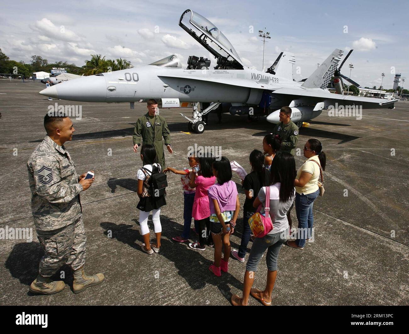 Bildnummer : 59511433 Datum : 13.04.2013 Copyright : imago/Xinhua (130413) -- PAMPANGA, 13 avril 2013 (Xinhua) -- les pilotes de l'US Air Force interagissent avec des enfants devant le F/A-18 Hornet lors d'un affichage statique d'avion dans le cadre d'un exercice militaire conjoint dans la province de Pampanga, aux Philippines, le 13 avril 2013. Les Philippines et les États-Unis ont tenu leur 29e exercice militaire conjoint annuel avec au moins 8 000 soldats américains et philippins participant à la formation. L'exercice militaire conjoint, plus connu sous le nom de Balikatan, qui signifie épaule à épaule en philippin, a lieu du 5 au 17 avril. Banque D'Images