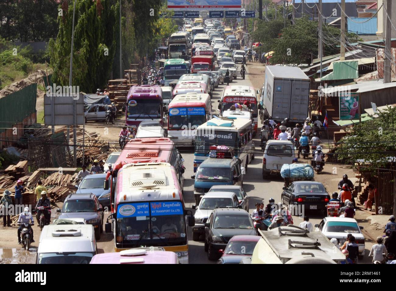Bildnummer : 59512448 Datum : 13.04.2013 Copyright : imago/Xinhua (130413) -- PHNOM PENH, 13 avril 2013 (Xinhua) -- les routes sont bourrées de véhicules quittant la capitale du Cambodge, Phnom Penh, Cambodge, 13 avril 2013. Alors que le nouvel an cambodgien traditionnel tombe du 14 au 16 avril de cette année, de nombreux résidents locaux choisissent de retourner retrouver leur famille. (Xinhua/Sovannara)(zhf) CAMBODGE-PHNOM PENH-NOUVEL AN-TRAFIC PUBLICATIONxNOTxINxCHN Gesellschaft Verkehr x0x xsk 2013 quer 59512448 Date 13 04 2013 Copyright Imago XINHUA Phnom Penh avril 13 2013 les routes DE XINHUA sont entassées de levain de véhicule Banque D'Images