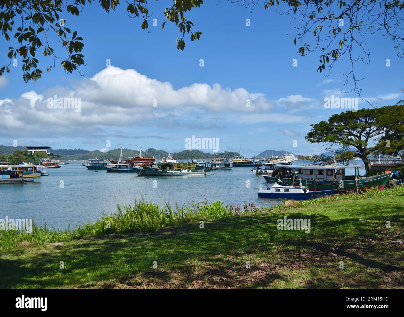 Paysage marin de Kota Kinabalu avec bateaux et ciel bleu. Banque D'Images