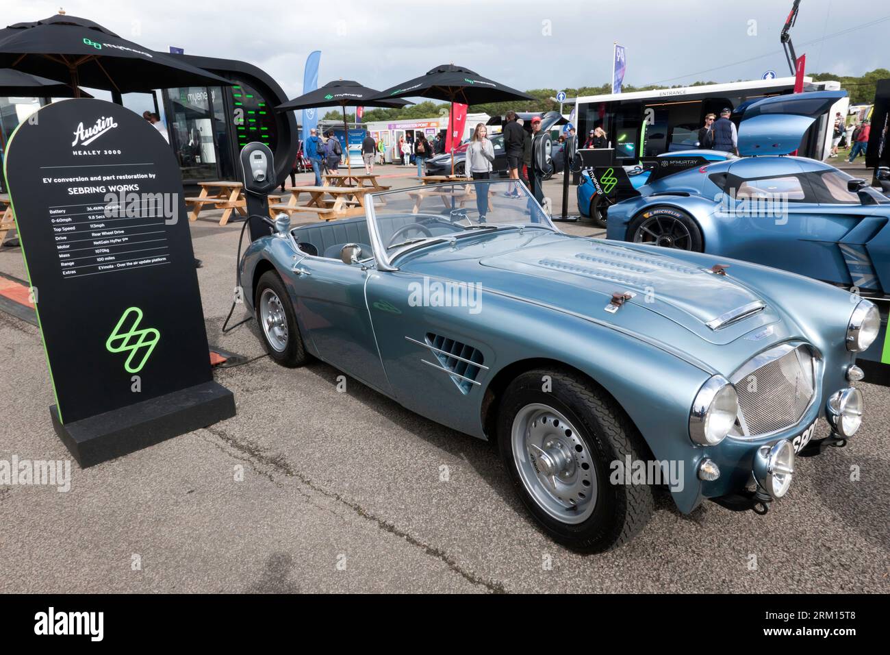 Circuit de Silverstone, Silverstone, NR, Towcester, 26 août, 2023. conversion EV d'un Healey 3000, par Sebring Works, au Festival Silverstone 2023. John Gaffen/Alamy Live News Banque D'Images