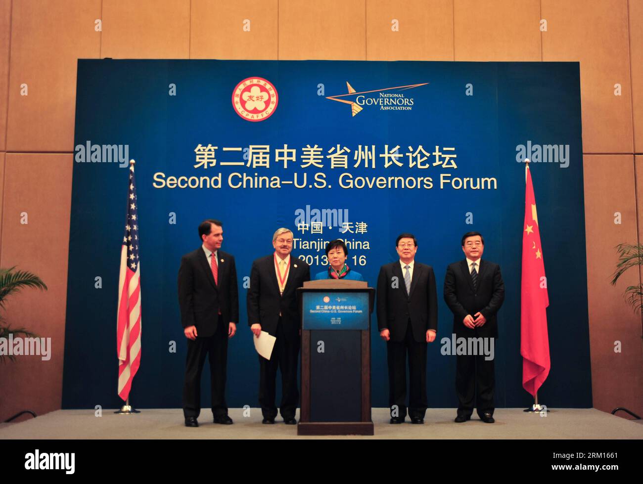 Bildnummer : 59524795 Datum : 16.04.2013 Copyright : imago/Xinhua (130416) -- TIANJIN, 16 avril 2013 (Xinhua) -- (de gauche à droite) le gouverneur américain du Wisconsin Scott Walker, le gouverneur américain de l'Iowa Terry Branstad, président de l'Association du peuple chinois pour l'amitié avec les pays étrangers Li Xiaolin, le maire de la municipalité de Tianjin du nord de la Chine Huang Xingguo et le gouverneur de la province du Hebei du nord de la Chine Zhang Qingwei assistent à la conférence de presse après la deuxième Chine-États-Unis Forum des gouverneurs à Tianjin, dans le nord de la Chine, le 16 avril 2013. (Xinhua/Zhai Jianlan) (lfj) CHINA-U.S.-GOVERNORS FORUM (CN) PUBLICATIONxNO Banque D'Images Bildnummer : 59524795 Datum : 16.04.2013 Copyright : imago/Xinhua (130416) -- TIANJIN, 16 avril 2013 (Xinhua) -- (de gauche à droite) le gouverneur américain du Wisconsin Scott Walker, le gouverneur américain de l'Iowa Terry Branstad, président de l'Association du peuple chinois pour l'amitié avec les pays étrangers Li Xiaolin, le maire de la municipalité de Tianjin du nord de la Chine Huang Xingguo et le gouverneur de la province du Hebei du nord de la Chine Zhang Qingwei assistent à la conférence de presse après la deuxième Chine-États-Unis Forum des gouverneurs à Tianjin, dans le nord de la Chine, le 16 avril 2013. (Xinhua/Zhai Jianlan) (lfj) CHINA-U.S.-GOVERNORS FORUM (CN) PUBLICATIONxNO Banque D'Images