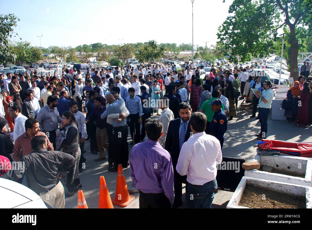 Bildnummer : 59526323 Datum : 16.04.2013 Copyright : imago/Xinhua (130416) -- ISLAMABAD, 16 avril 2013 (Xinhua) -- évacuer les bâtiments après un violent tremblement de terre à Islamabad, Pakistan, le 16 avril 2013. Le tremblement de terre, que l’US Geological Survey a mesuré à 7,8, a été ressenti dans de grandes parties du Pakistan, y compris Islamabad, où les bâtiments ont tremblé. (Xinhua/Zhang Yong) (jyc) PAKISTAN-ISLAMABAD-EARTHQUAKE PUBLICATIONxNOTxINxCHN Erdbeben Evakuierung Gesellschaft xdp x0x premiumd 2013 quer 59526323 Date 16 04 2013 Copyright Imago XINHUA Islamabad avril 16 2013 XINHUA Evacuate Buildings après A. Banque D'Images