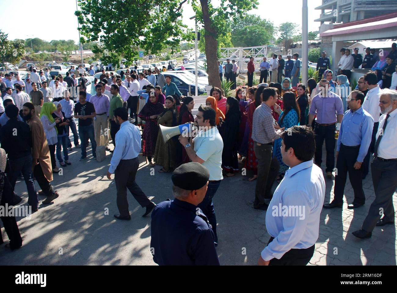 Bildnummer : 59526324 Datum : 16.04.2013 Copyright : imago/Xinhua (130416) -- ISLAMABAD, 16 avril 2013 (Xinhua) -- évacuer les bâtiments après un violent tremblement de terre à Islamabad, Pakistan, le 16 avril 2013. Le tremblement de terre, que l’US Geological Survey a mesuré à 7,8, a été ressenti dans de grandes parties du Pakistan, y compris Islamabad, où les bâtiments ont tremblé. (Xinhua/Zhang Yong) (jyc) PAKISTAN-ISLAMABAD-EARTHQUAKE PUBLICATIONxNOTxINxCHN Erdbeben Evakuierung Gesellschaft xdp x0x premiumd 2013 quer 59526324 Date 16 04 2013 Copyright Imago XINHUA Islamabad avril 16 2013 XINHUA Evacuate Buildings après A. Banque D'Images