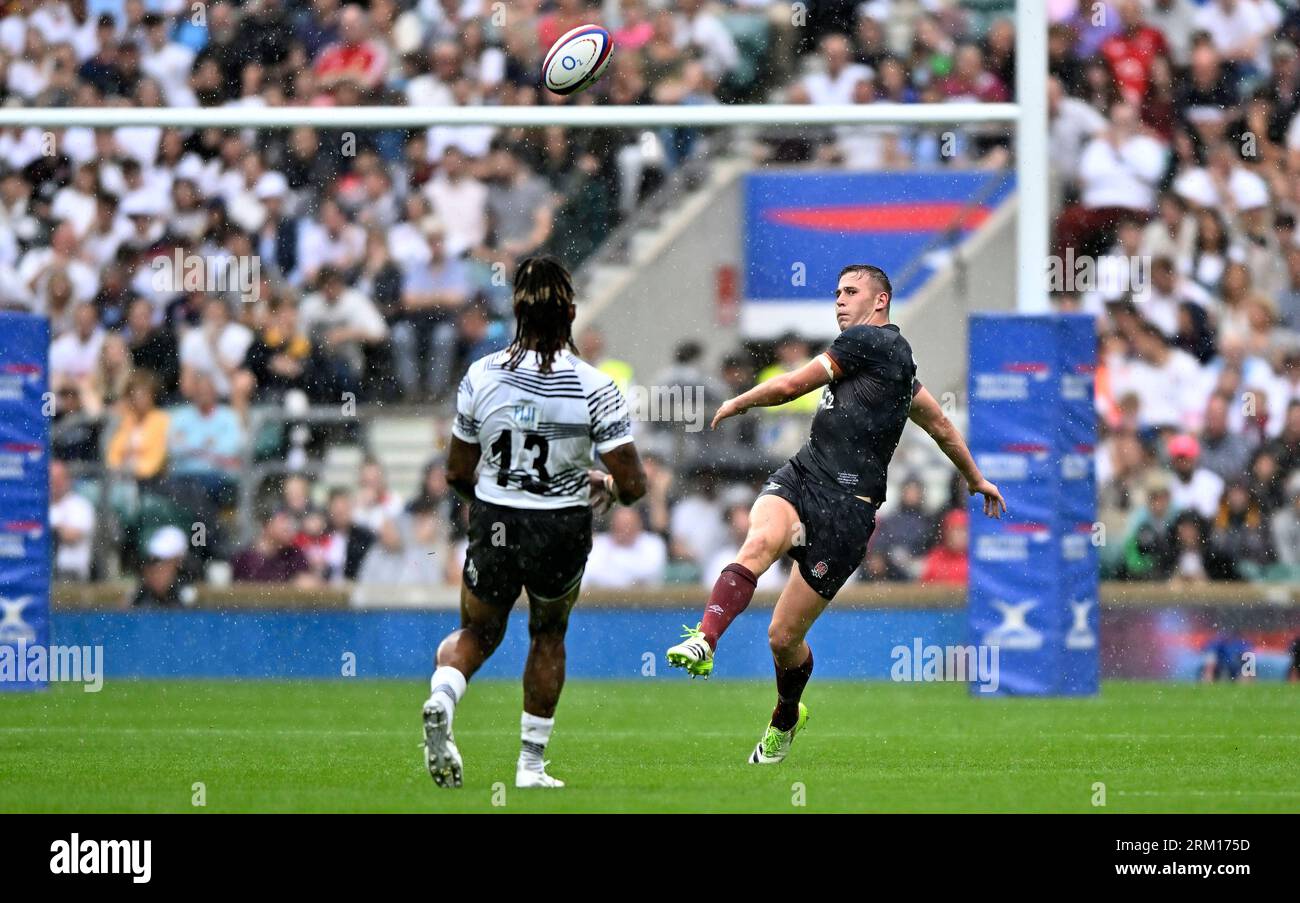 Twickenham, Royaume-Uni. 26 août 2023. Angleterre V Fidji, match d'échauffement de la coupe du monde de rugby 2023. Stade Twickenham. Twickenham. Freddie Steward (Angleterre) donne un coup de pied lors du match d'échauffement de la coupe du monde de rugby England V Fiji 2023. Crédit : Sport in Pictures/Alamy Live News Banque D'Images