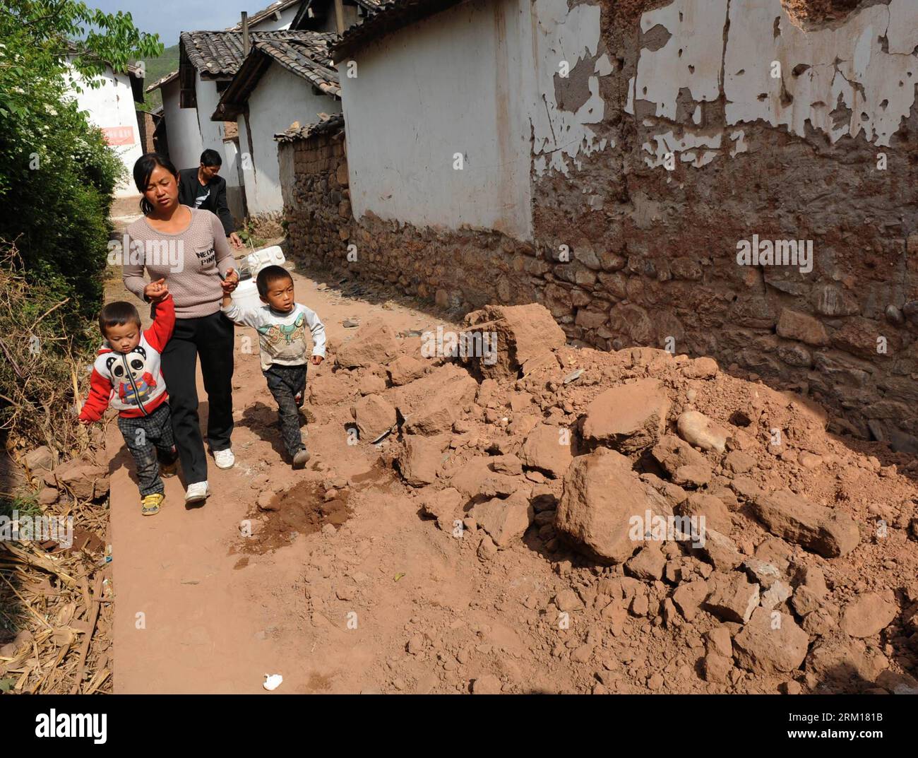 Bildnummer : 59534953 Datum : 17.04.2013 Copyright : imago/Xinhua villageois passent par les ruines d'un mur qui s'effondre dans un tremblement de terre au village de Cuiping dans le comté d'Eryuan, province du Yunnan au sud-ouest de la Chine, le 18 avril 2013. Au total, 2 689 dans le village ont été touchés par les tremblements de terre survenus le 17 avril et le 3 mars respectivement, où 627 maisons ont été endommagées. De loin, touchés par le séisme ont été relocalisés en lieu sûr. (Xinhua/Chen Haining) (hdt) CHINA-YUNNAN-EARTHQUAKE-AFTERMATH (CN) PUBLICATIONxNOTxINxCHN xcb x2x 2013 quer premiumd o0 Gesellschaft Naturkatastrophe Erdbeben Schäden 59534953 Date Banque D'Images