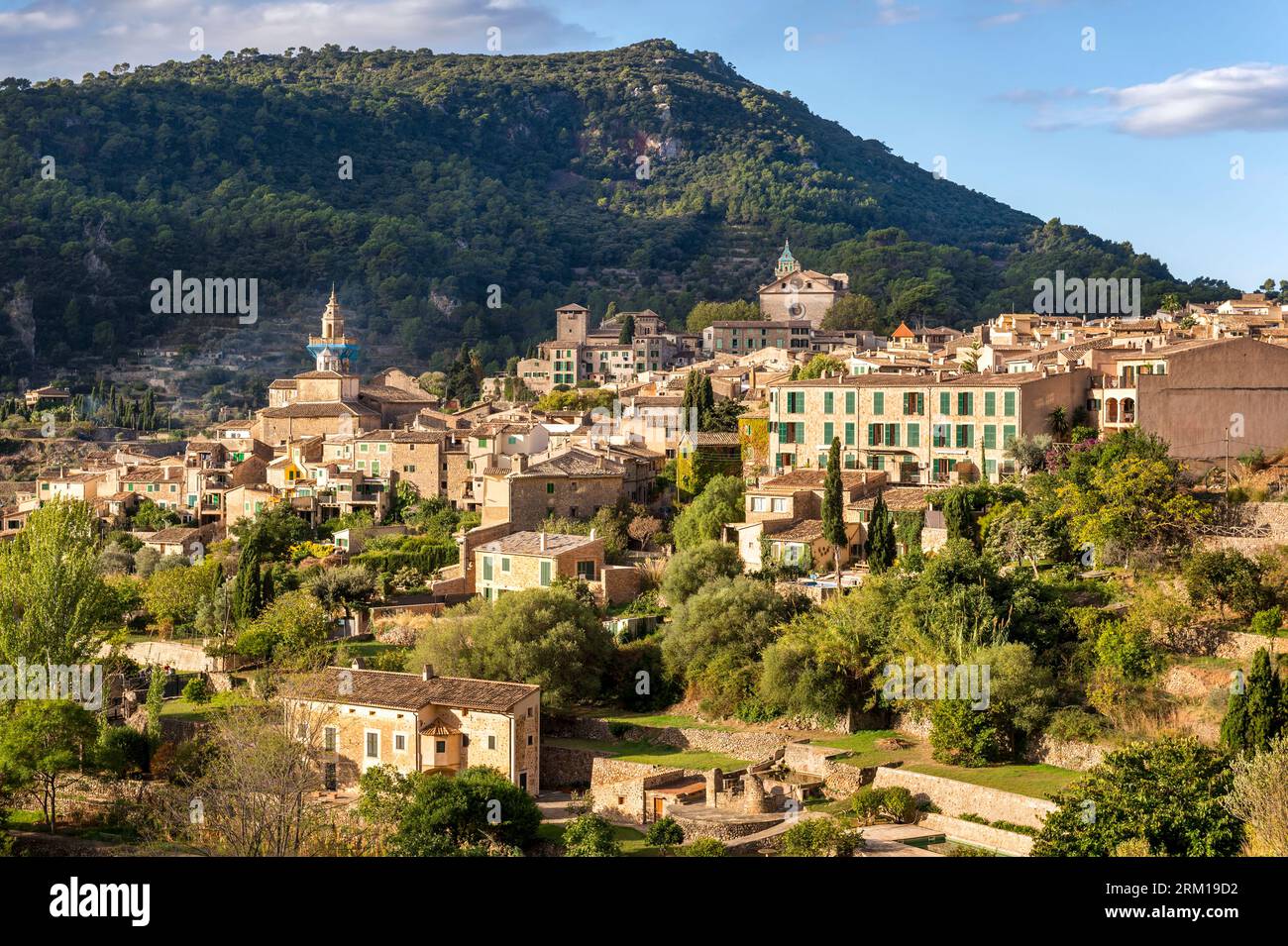 Valldemossa, Espagne, Majorque - 08 novembre 2022 : : vue panoramique du pittoresque village de montagne de Valldemossa en Espagne sur l'île de Mallorc Banque D'Images