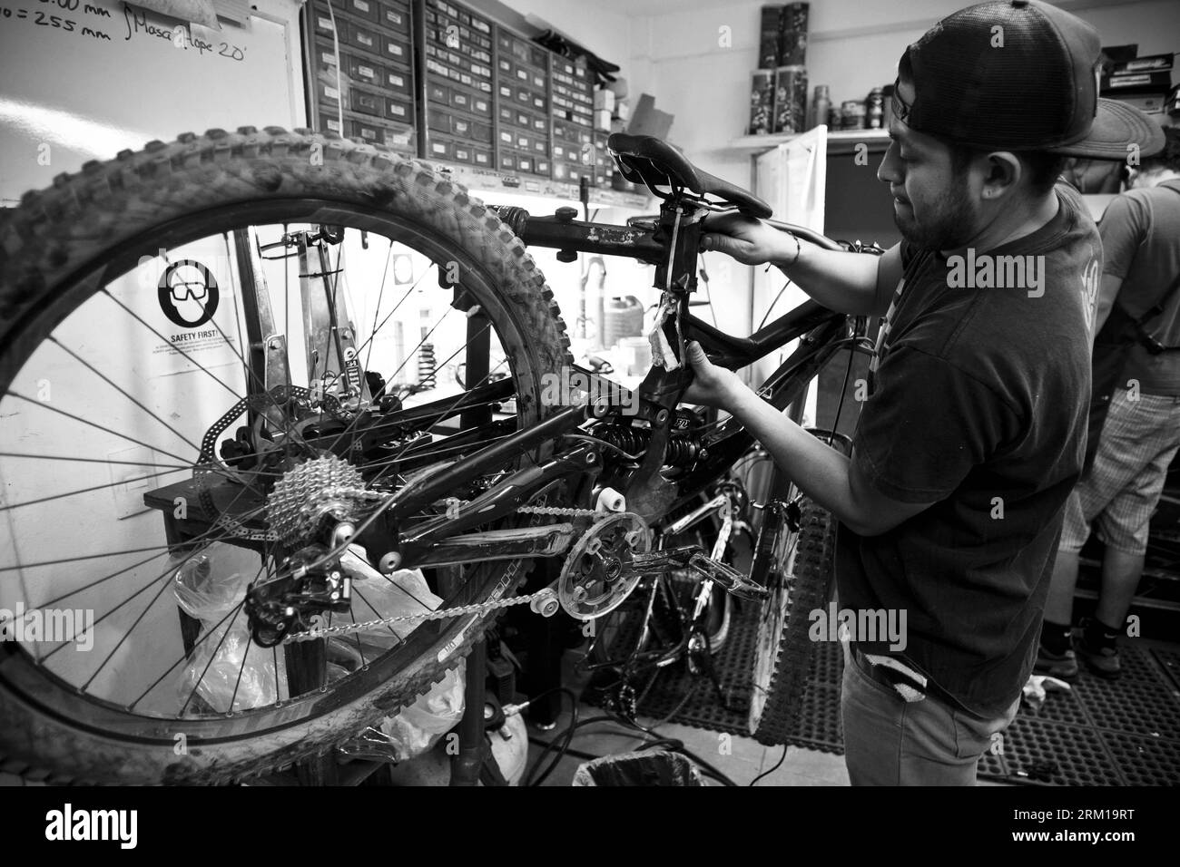 Bildnummer : 59543915 Datum : 19.04.2013 Copyright : imago/Xinhua MEXICO, 19 avril 2013 - Un mécanicien répare un vélo à Mexico, capitale du Mexique, le 19 avril 2013. Le 19 avril marque la Journée internationale du vélo avec différents événements dans les villes du monde entier. Le gouvernement de Mexico a exhorté les citoyens à battre le record de 10 000 voyages à vélo en une journée, selon la presse locale. (Xinhua/Rodrigo Oropeza) (itm) (syq) MEXICO-MEXICO CITY-SOCIETY-BICYCLE DAY PUBLICATIONxNOTxINxCHN Gesellschaft Symbolfoto Reparatur Arbeitswelten Fahrrad Mechaniker Fahrradmechaniker xdp x0x 2013 q Banque D'Images