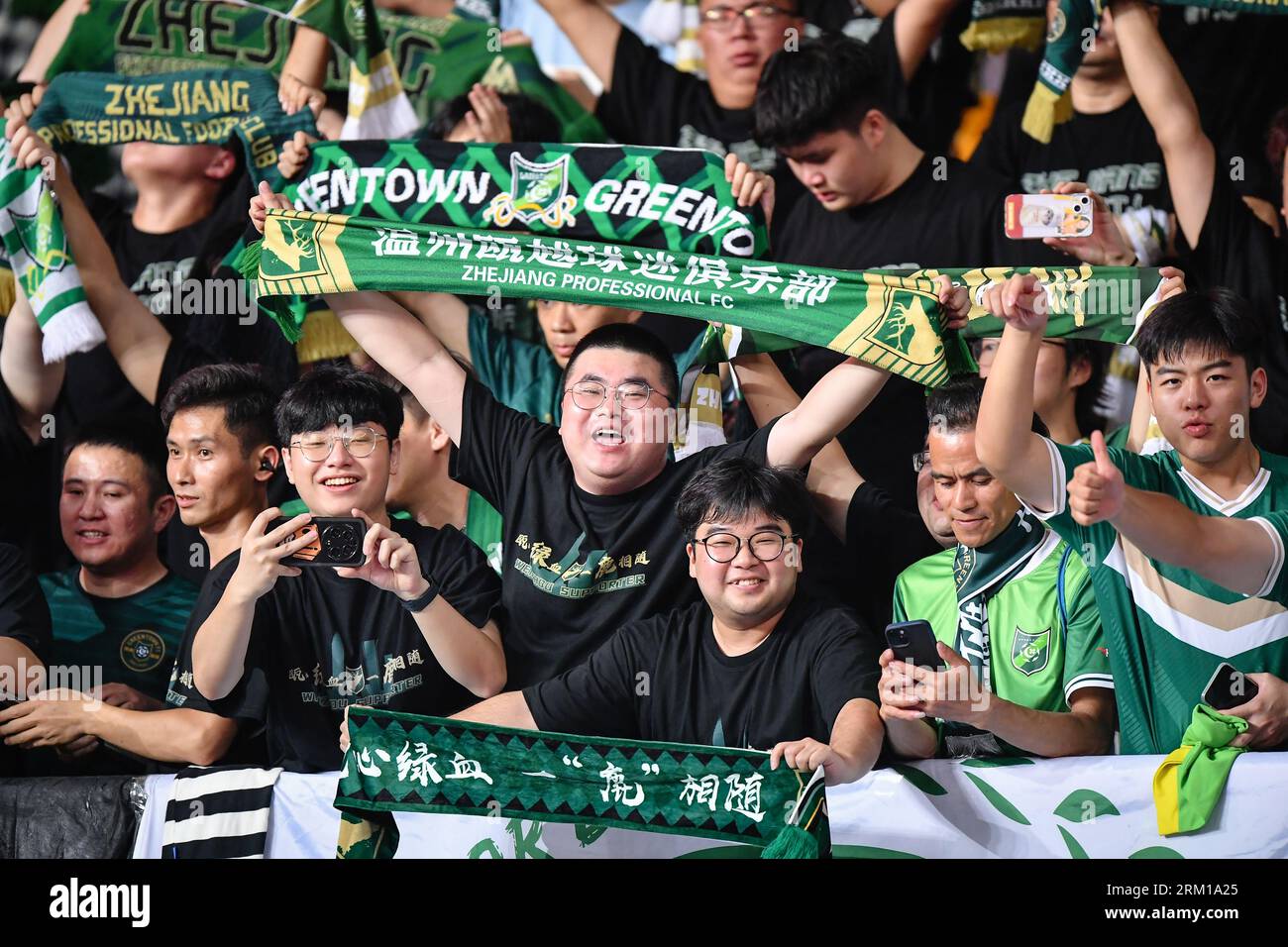 Hangzhou, Chine. 22 août 2023. Les fans du Zhejiang FC se réjouissent lors du match de qualification de la Ligue des champions de l'AFC entre le Zhejiang FC et le Port FC au Centre sportif olympique de Huzhou. (Score final ; Zhejiang FC 1:0 Port FC ) (photo Amphol Thongmueangluang/SOPA Images/Sipa USA) crédit : SIPA USA/Alamy Live News Banque D'Images