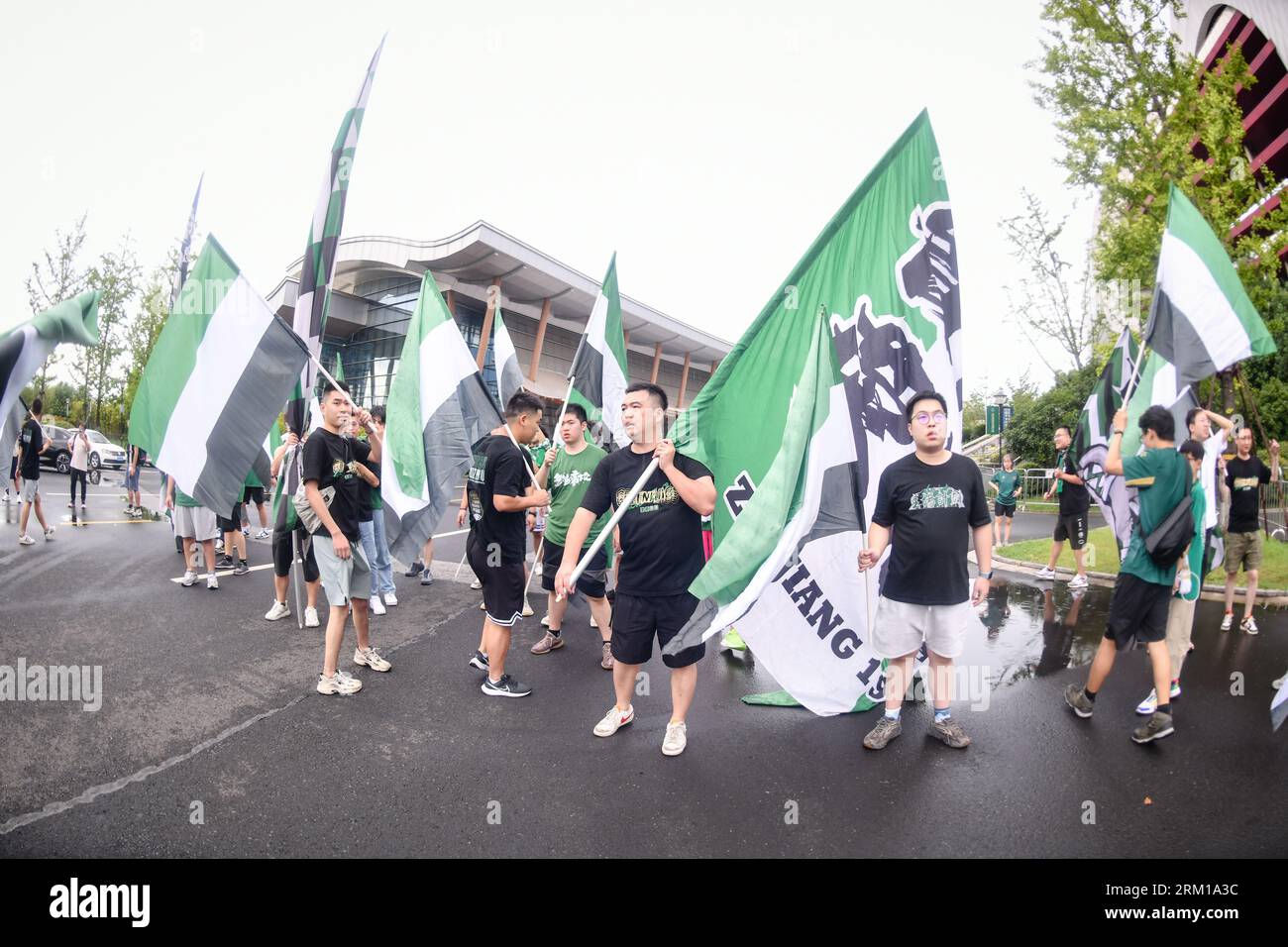 Hangzhou, Chine. 22 août 2023. Les fans du Zhejiang FC se réjouissent lors du match de qualification de la Ligue des champions de l'AFC entre le Zhejiang FC et le Port FC au Centre sportif olympique de Huzhou. (Score final ; Zhejiang FC 1:0 Port FC ) (photo Amphol Thongmueangluang/SOPA Images/Sipa USA) crédit : SIPA USA/Alamy Live News Banque D'Images