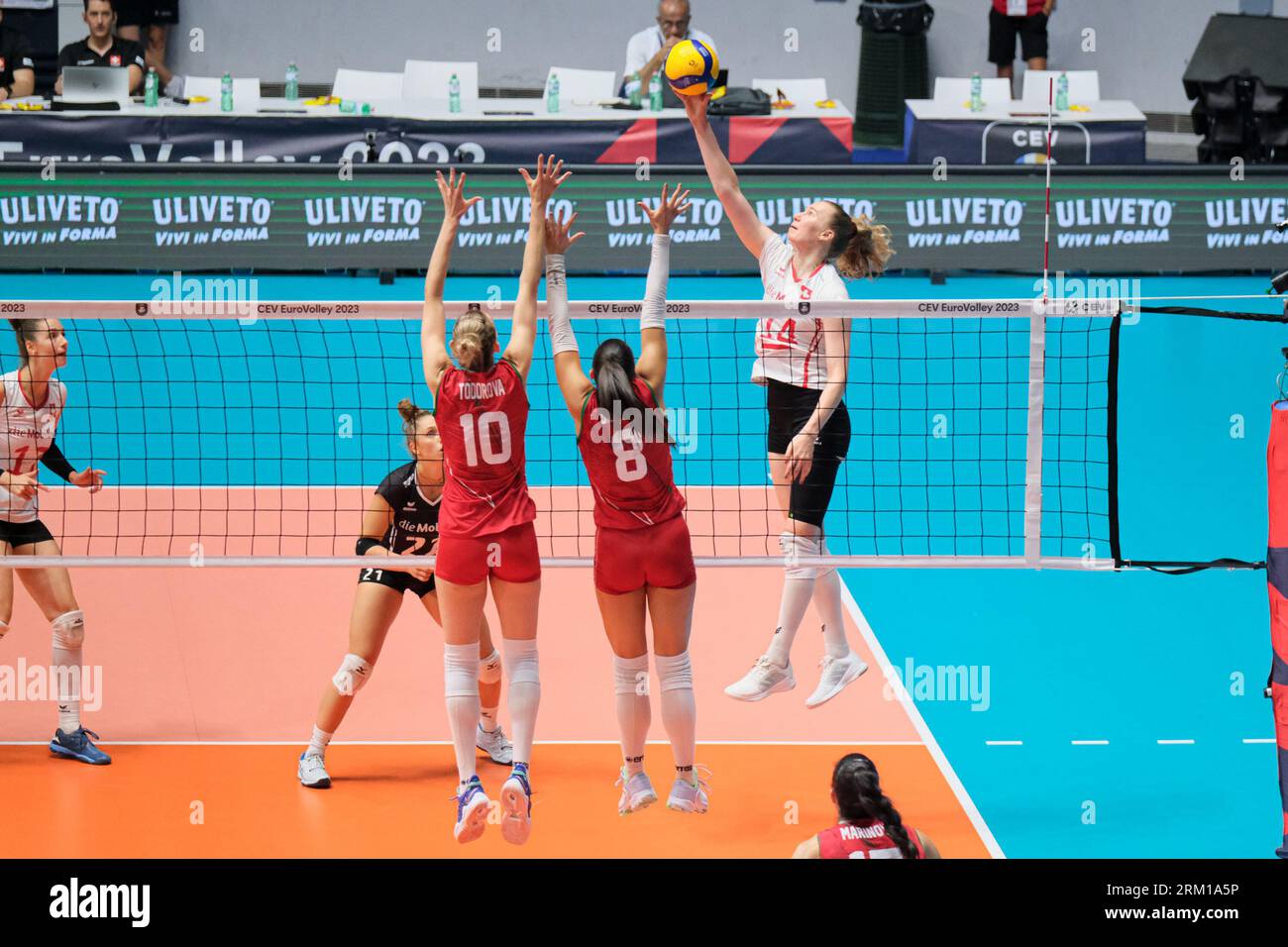 Laura Künzler (droite) de Suisse, Mira Todorova (gauche) et Petya Barakova (C) de Bulgarie en action lors de la dernière journée 8 de l’Eurovolley CEV féminin 2023 entre la Suisse et la Bulgarie. L'équipe nationale de Bulgarie bat la Suisse avec un score de 1-3 Banque D'Images