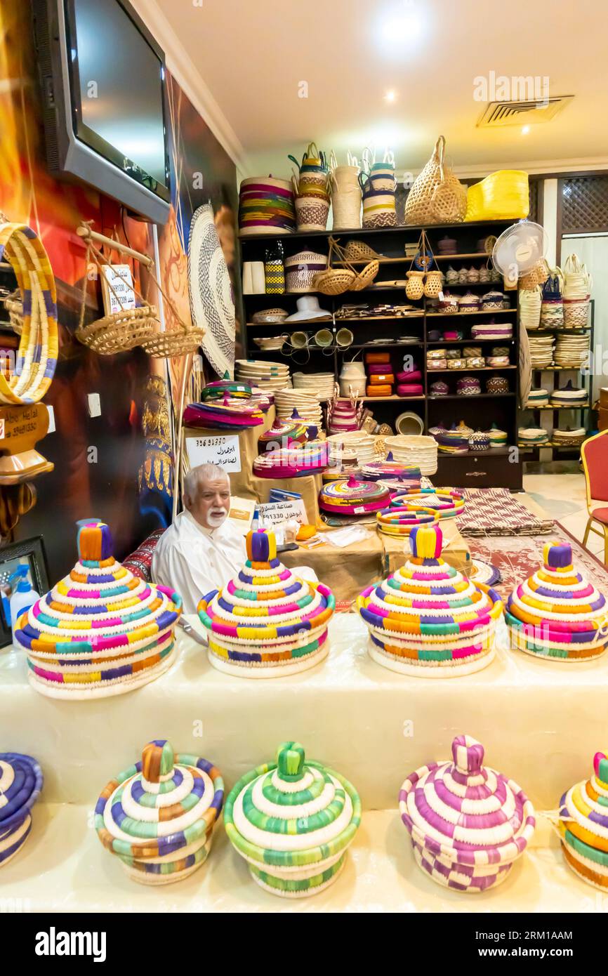 Atelier de céramique colorée. Capital Mall pour les produits faits à la main bahreïnis, Karbabad, Bahreïn Banque D'Images