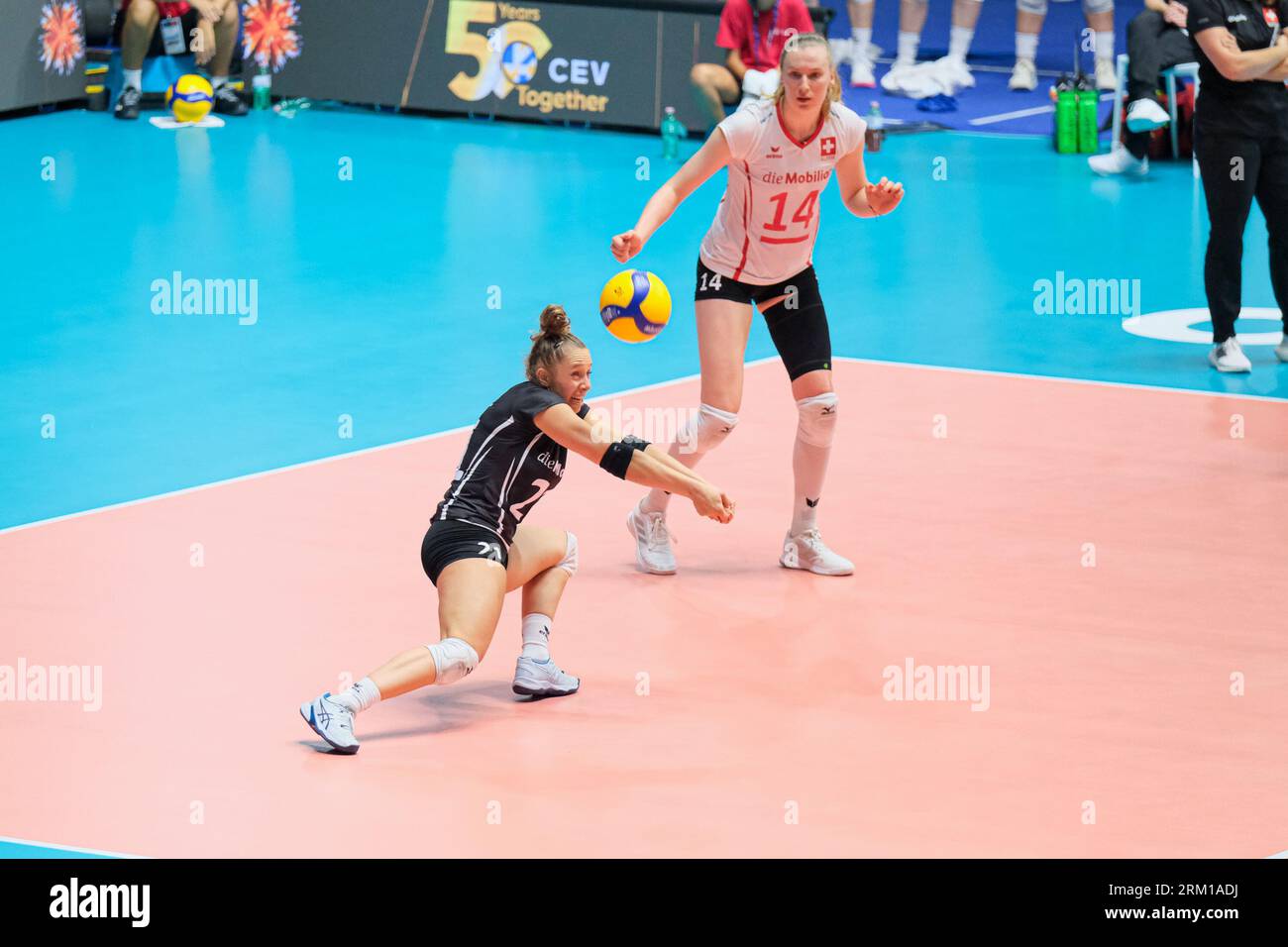 Mathilde Engel de Suisse en action lors de la dernière journée de la ronde 8 de l’Eurovolley CEV féminine 2023 entre la Suisse et la Bulgarie. L'équipe nationale de Bulgarie bat la Suisse avec un score de 1-3 Banque D'Images