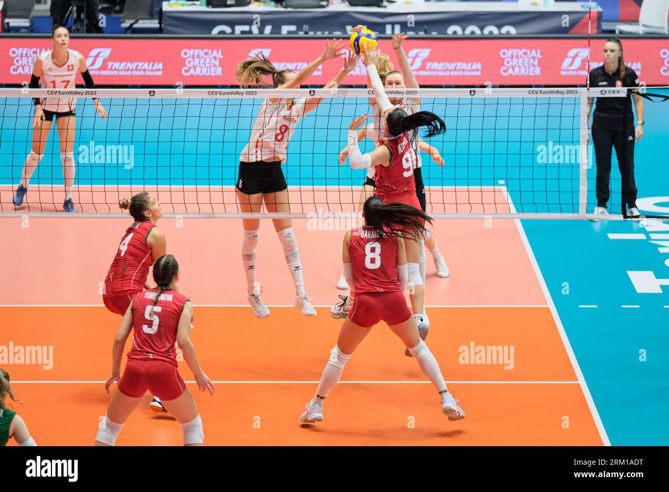 Elena Becheva (C) de Bulgarie, Laura Künzler (R) et Samira Sulser (L) de Suisse en action lors de la dernière journée 8 de l’Eurovolley CEV féminin 2023 entre la Suisse et la Bulgarie. L'équipe nationale de Bulgarie bat la Suisse avec un score de 1-3 Banque D'Images