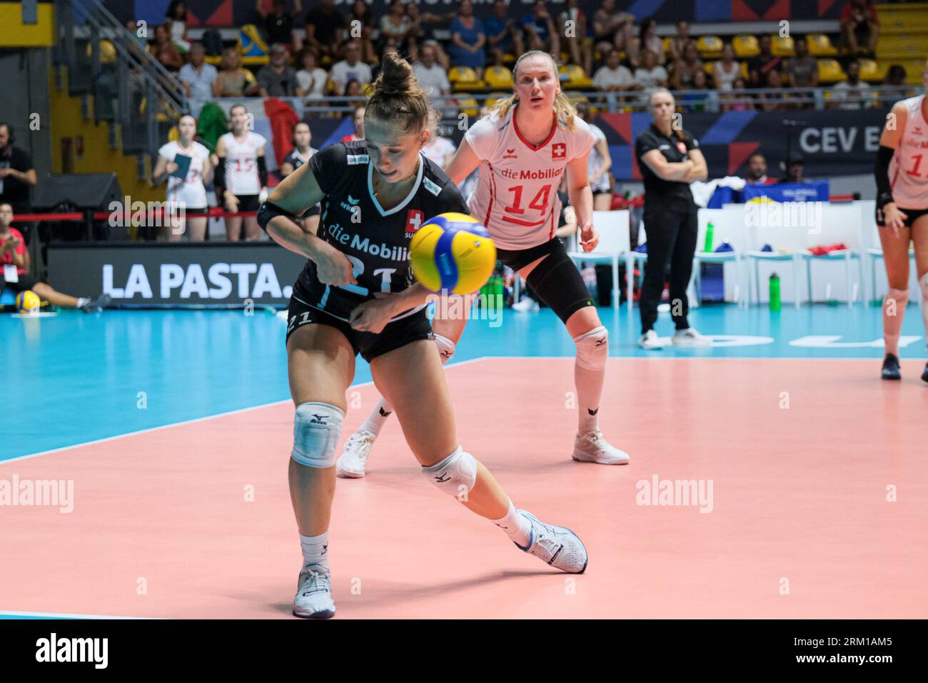 Mathilde Engel de Switzwerland en action lors du dernier Round Day 8 de l’Eurovolley CEV féminin 2023 entre la Suisse et la Bulgarie. L'équipe nationale de Bulgarie bat la Suisse avec un score de 1-3 Banque D'Images