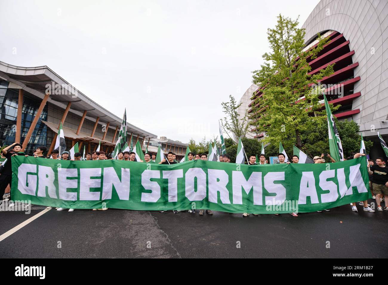 Hangzhou, Chine. 22 août 2023. Les fans du Zhejiang FC se réjouissent lors du match de qualification de la Ligue des champions de l'AFC entre le Zhejiang FC et le Port FC au Centre sportif olympique de Huzhou. (Score final ; Zhejiang FC 1:0 Port FC ) (photo Amphol Thongmueangluang/SOPA Images/Sipa USA) crédit : SIPA USA/Alamy Live News Banque D'Images