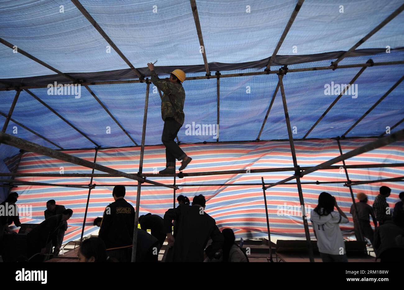 Bildnummer : 59547151 Datum : 21.04.2013 Copyright : imago/Xinhua (130421) -- ya AN, 21 avril 2013 (Xinhua) -- des habitants ont installé une tente dans le comté de Baoxing, dans le sud-ouest de la Chine, province du Sichuan, le 21 avril 2013. De loin, un total de 28 000 dans le comté ont été évacués vers des lieux sûrs. Un tremblement de terre de magnitude 7,0 a frappé le Sichuan à 8:02 heures du matin samedi, heure de Pékin. (Xinhua/Xue Yubin) (hdt) CHINA-SICHUAN-BAOXING-EARTHQUAKE (CN) PUBLICATIONxNOTxINxCHN Gesellschaft Naturkatastrophe Erdbeben Notunterkunft x0x xmb 2013 quer 59547151 Date 21 04 2013 Copyright Imago XINHUA ya à Apri Banque D'Images