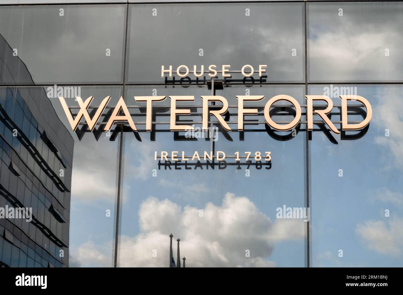 Waterford, Irlande - 17 juillet 2023 : le signe pour la Maison de Waterford Crystal à Waterford Irlande Banque D'Images