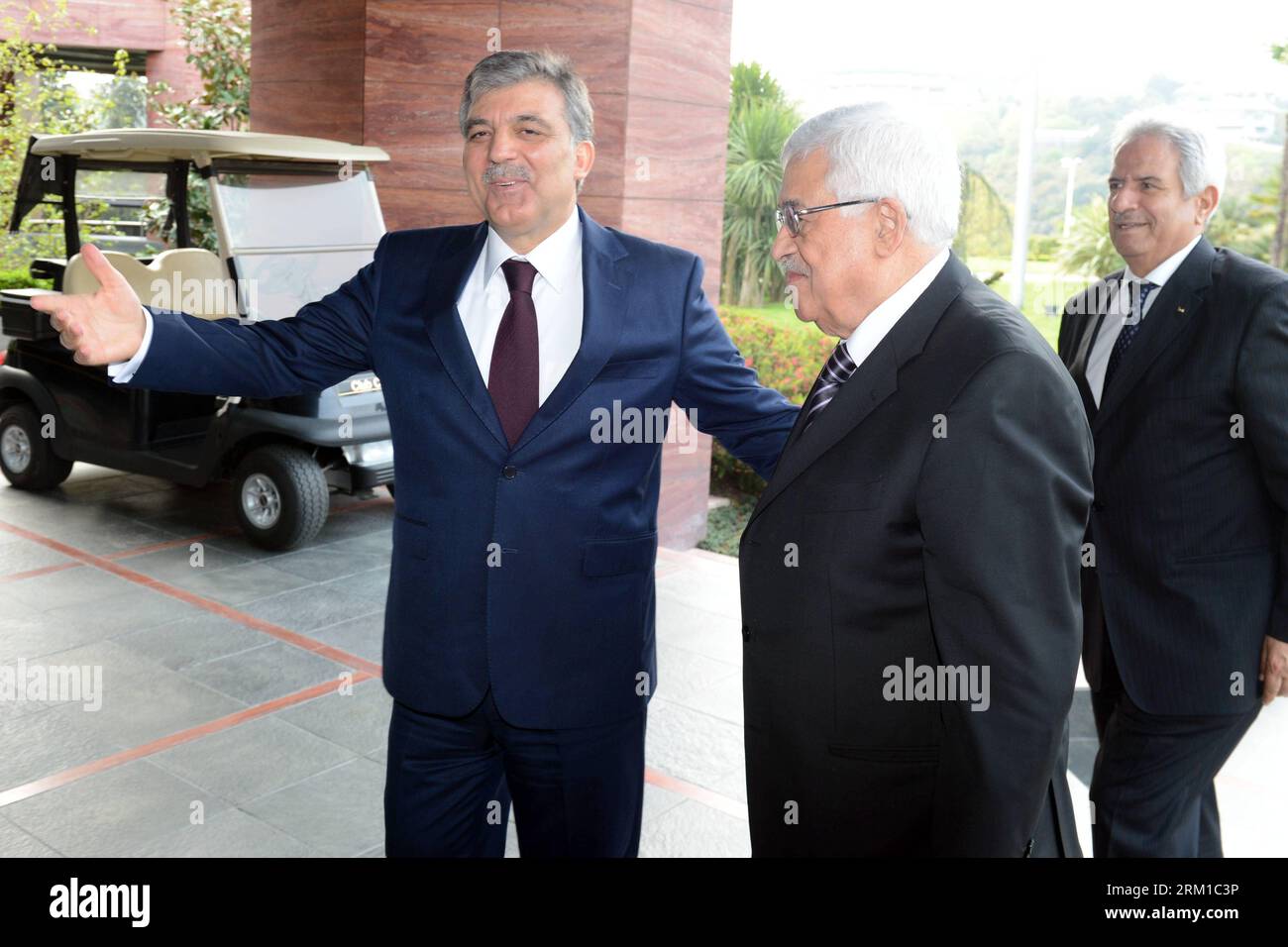 Bildnummer : 59550089 Datum : 21.04.2013 Copyright : imago/Xinhua le président palestinien Mahmoud Abbas (C) rencontre le président turc Abdullah Gul (L) à Istanbul, Turquie, le 22 avril 2013. (Xinhua/Pool) TURQUIE-ISTANBUL-ABBAS-DAVUTOGLU-MEETING PUBLICATIONxNOTxINxCHN People xcb x0x 2013 quer 59550089 Date 21 04 2013 Copyright Imago XINHUA le président PALESTINIEN Mahmoud Abbas C rencontre le président turc Abdullah GUL à Istanbul Turquie avril 22 2013 XINHUA Pool Turquie Istanbul Abbas Réunion PUBLICATIONxNOTxINxCHN célébrités x0x 2013 horizontal Banque D'Images