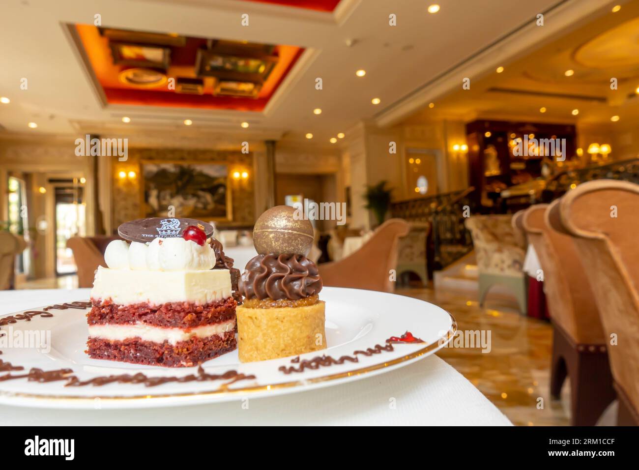 Assiette à dessert de bienvenue au Gourmet Lounge Ritz Hotel Bahrain Banque D'Images