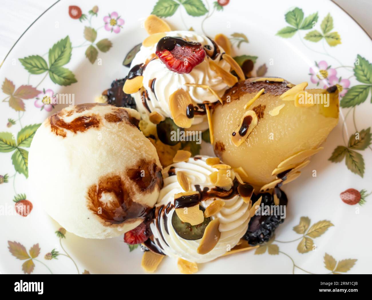 Belle Helen, dessert à base de poires pochées dans du sirop de sucre et servies avec de la glace à la vanille et du sirop de chocolat. Ritz Gourmet Lounge Bahreïn Banque D'Images