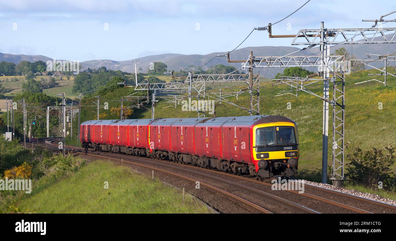 2 unités de fret électrique de classe 325 Royal Mail passant Lambrigg, sur la ligne principale de la côte ouest à Cumbria avec un train postal Banque D'Images